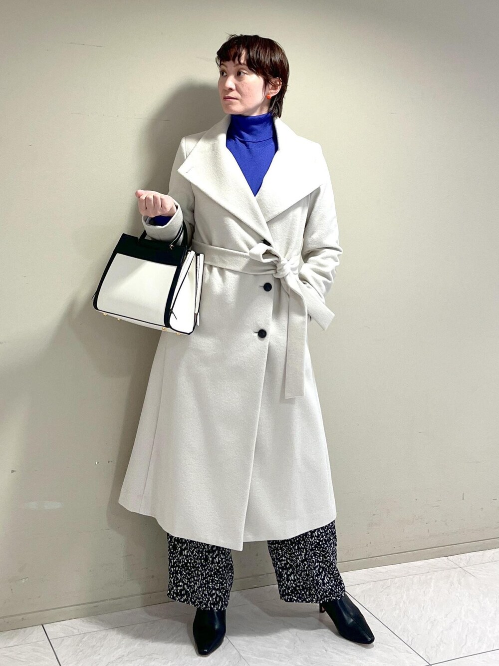 「リブタートル、プレカシ、ホワイト、ロング、コート、パンツ、ブーツ、Winter Coat 2023、ROPÉ、ÉPOR、W BAG、ニット、冬コート、通勤、オフィスカジュアル」｜「ROPE'の【雑誌掲載】【一部WEB限定】ナロースクエアトゥストレッチヒールショートブーツ（ブーツ、ブラック系）」を使った、MASさん（レディース・164cm）の秋コーディネートの1枚目の写真