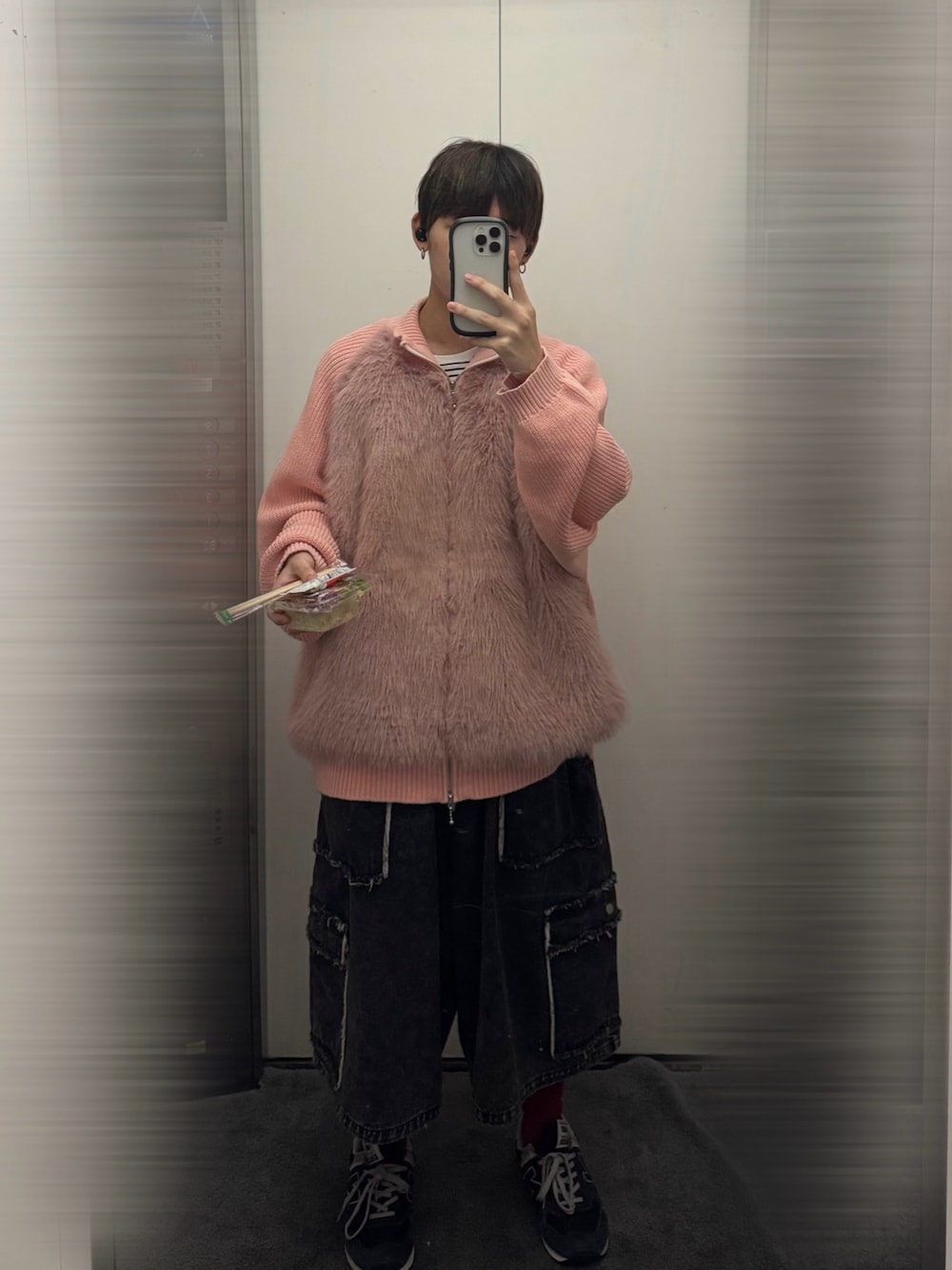 ピンク系のニット/セーター、ブラック系のデニムパンツを着用したメンズの秋コーディネートの1枚目の写真