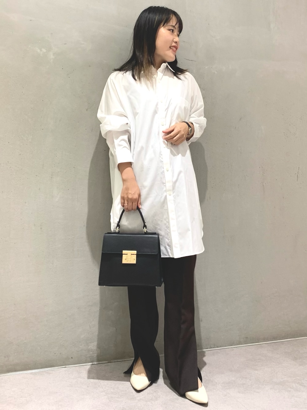 「シャツスタイル、Traditional Weatherwear、シンプルコーデ、シロシャツ、アーバンリサーチ」｜「Traditional WeatherwearのDOLMAN SLEEVE LONG SHIRT（シャツ/ブラウス、ホワイト系）」を使った、maho.さん（レディース・156cm）の秋コーディネートの1枚目の写真
