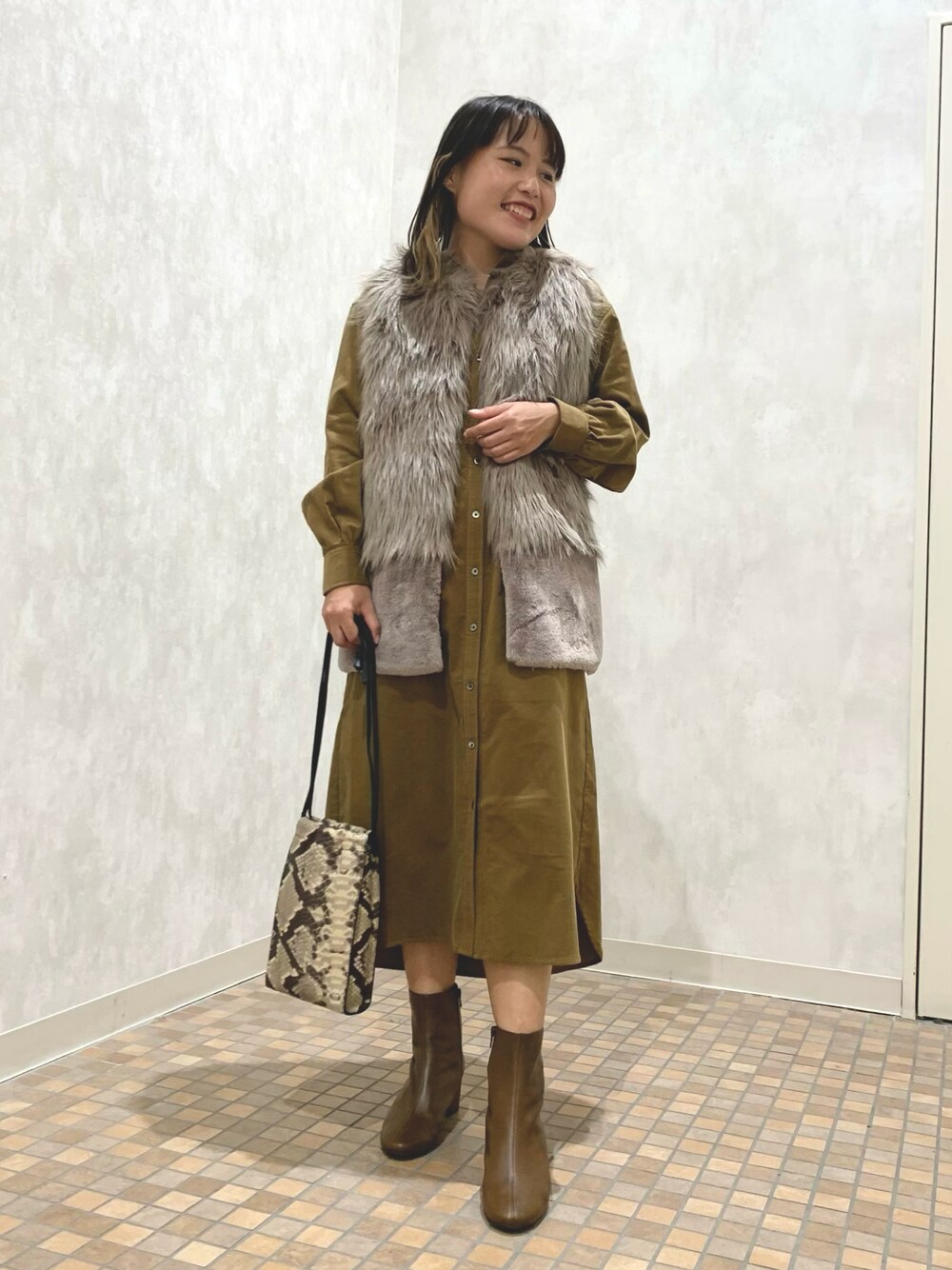 「ADWAS、コーデュロイ、ワンピース、ファージレ、ジレ、アーバンリサーチ、オルセット」｜「ORSETTOのORSETTO　MERCATO-P（ショルダーバッグ、その他）」を使った、maho.さん（レディース・156cm）の秋コーディネートの1枚目の写真