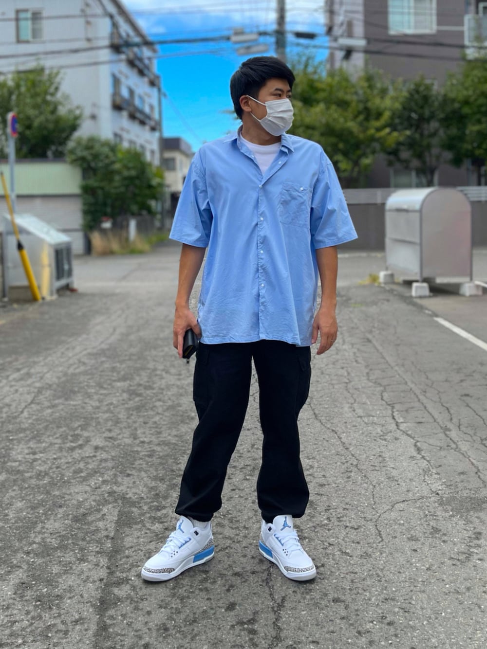 「スニーカー、シャツ、ワイドパンツ、白スニーカー、休日コーデ、JORDAN3、Jordan、シンプルコーデ、シャツスタイル、UNC」｜「coenのTCストレッチレギュラーショートスリーブシャツ（シャツ/ブラウス、ブルー系）」を使った、takeさん（メンズ・174cm）の秋コーディネートの1枚目の写真