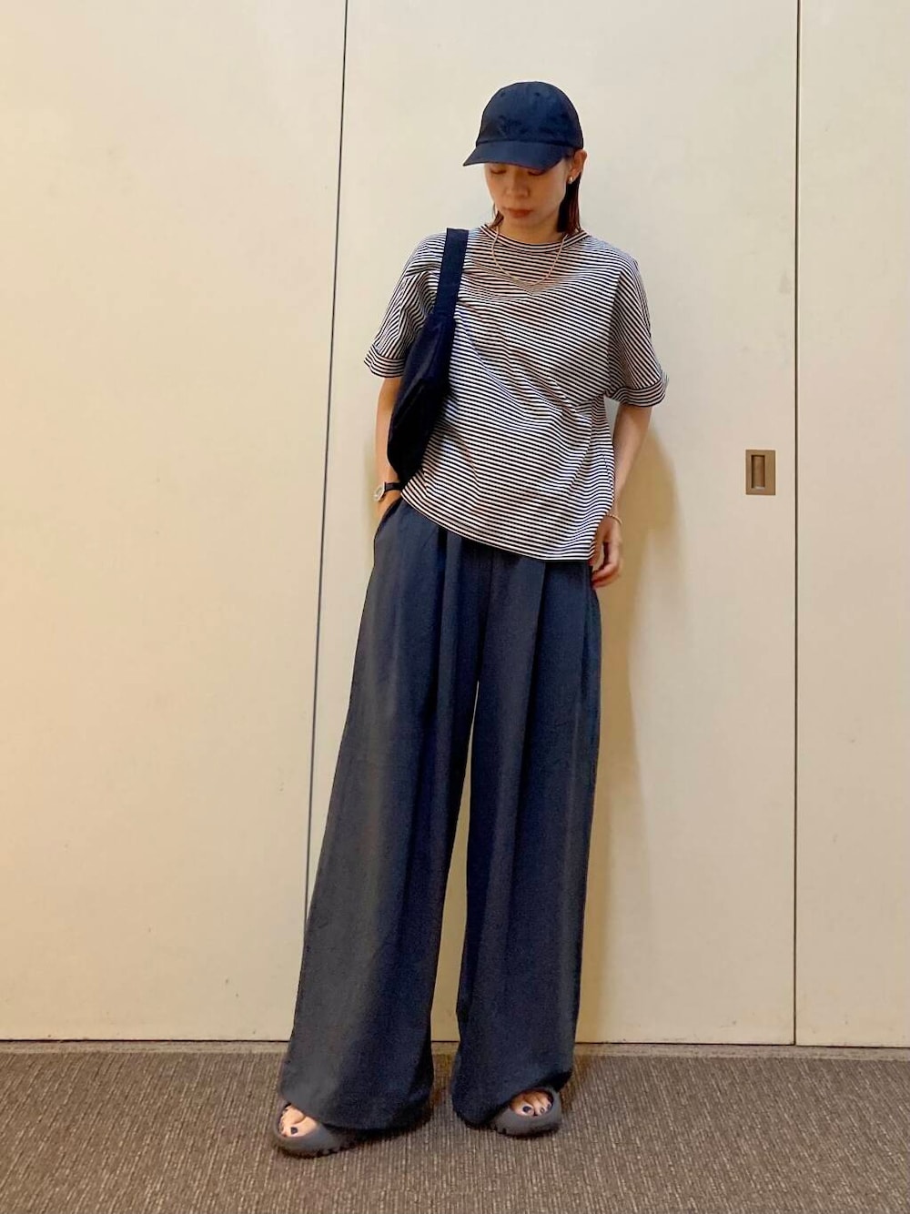 「大人カジュアル、ママコーデ、骨格ナチュラル、ナチュラル×カジュアル、カジュアル派のtシャツコーデ」｜「URBAN RESEARCH DOORSのウォッシャブルミニショルダーバッグ（ショルダーバッグ、ブラック系）」を使った、おおしまゆなさん（レディース・162cm）の夏コーディネートの1枚目の写真