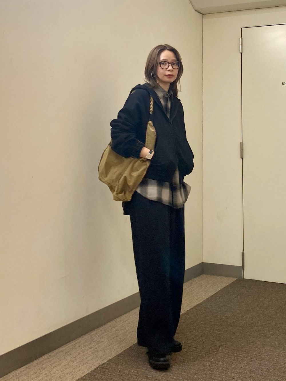 ベージュ系のシャツ/ブラウス、ブラック系のパーカー、ブラック系のその他パンツを着用したレディースの秋コーディネートの1枚目の写真