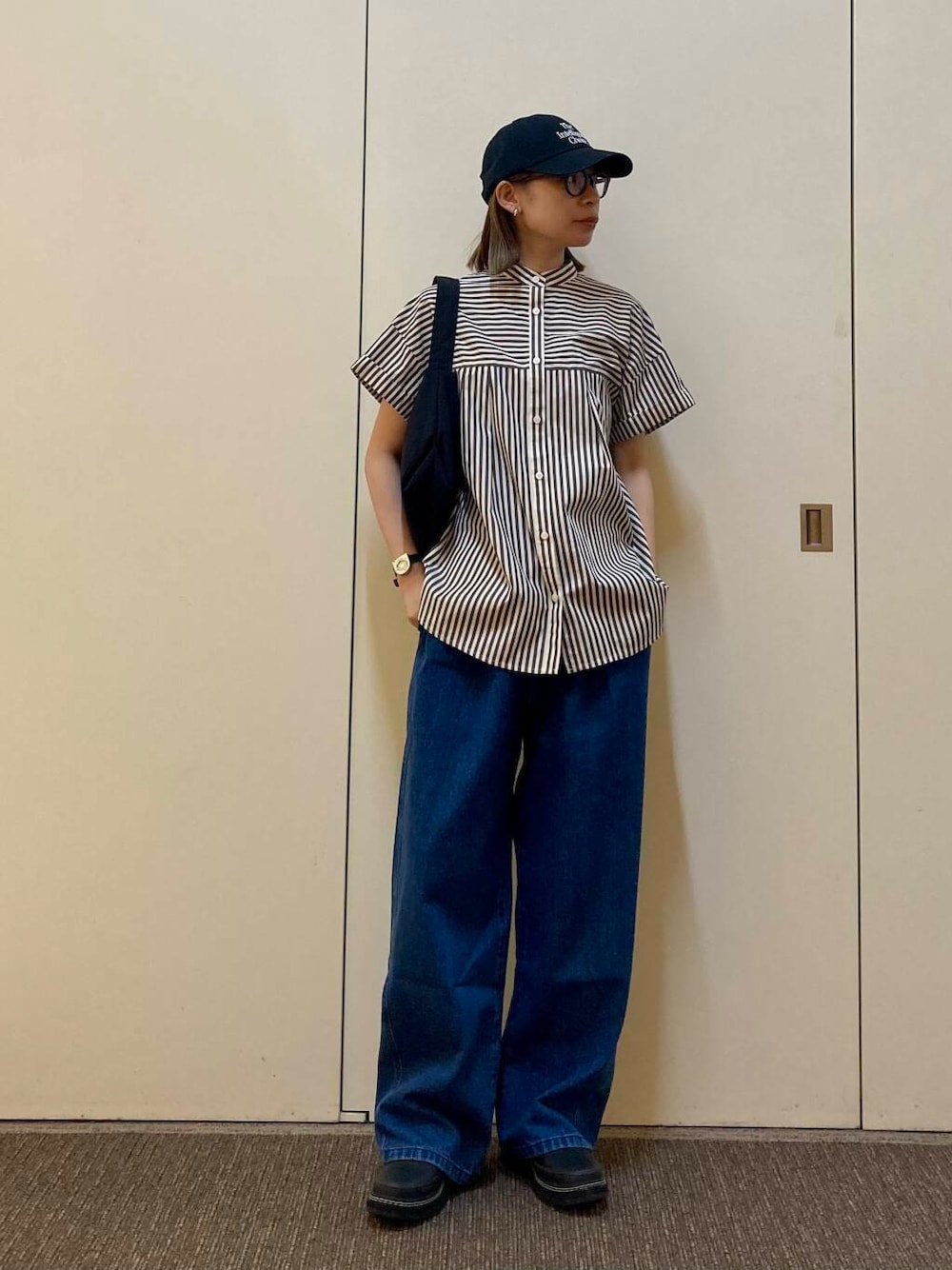 「大人カジュアル、デニム、ママコーデ、カジュアルコーデ、アーバンリサーチドアーズ、doors、urbanreseachdoors、ドアーズ、骨格ナチュラル、ナチュラル×カジュアル」｜「URBAN RESEARCH DOORSの2タックギャザーデニムパンツ（デニムパンツ、ブルー系）」を使った、おおしまゆなさん（レディース・162cm）の春コーディネートの1枚目の写真