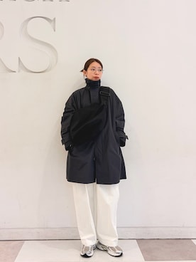 「URBAN RESEARCH DOORS（アーバンリサーチドアーズ）の『別注』YAKPAK×DOORS　SHOULDER BAG M（ショルダーバッグ、ブラック系）」を使った、おおしまゆなさん（レディース・162cm）の春コーディネート