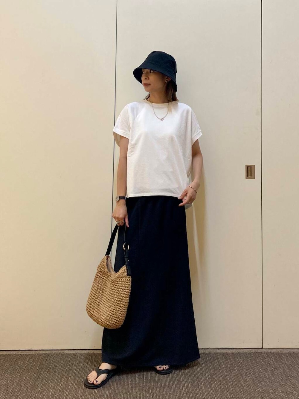 「大人カジュアル、ママコーデ、カジュアルコーデ、骨格ナチュラル、ナチュラル×カジュアル」｜「URBAN RESEARCH DOORSのコットンリネンパネルハット（ハット、ブラック系）」を使った、おおしまゆなさん（レディース・162cm）の夏コーディネートの1枚目の写真