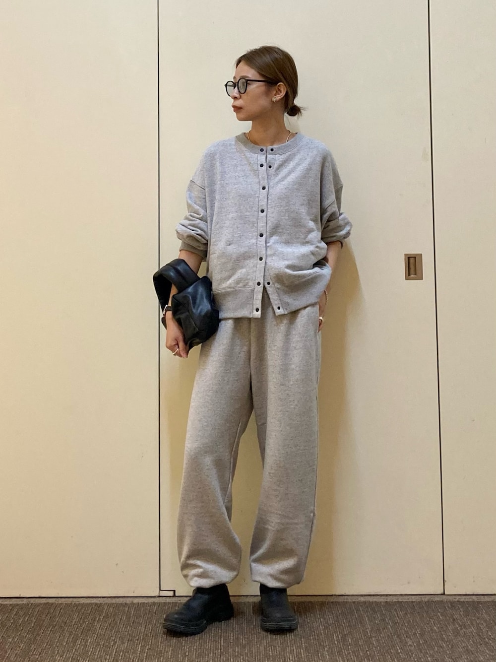 「レザー、スウェット、スウェットパンツ、EKAL、3c、3C」｜「EKALの反毛裏毛スナップカーディガン（カーディガン/ボレロ、グレー系）」を使った、おおしまゆなさん（骨格ナチュラル・レディース・162cm）の秋コーディネートの1枚目の写真