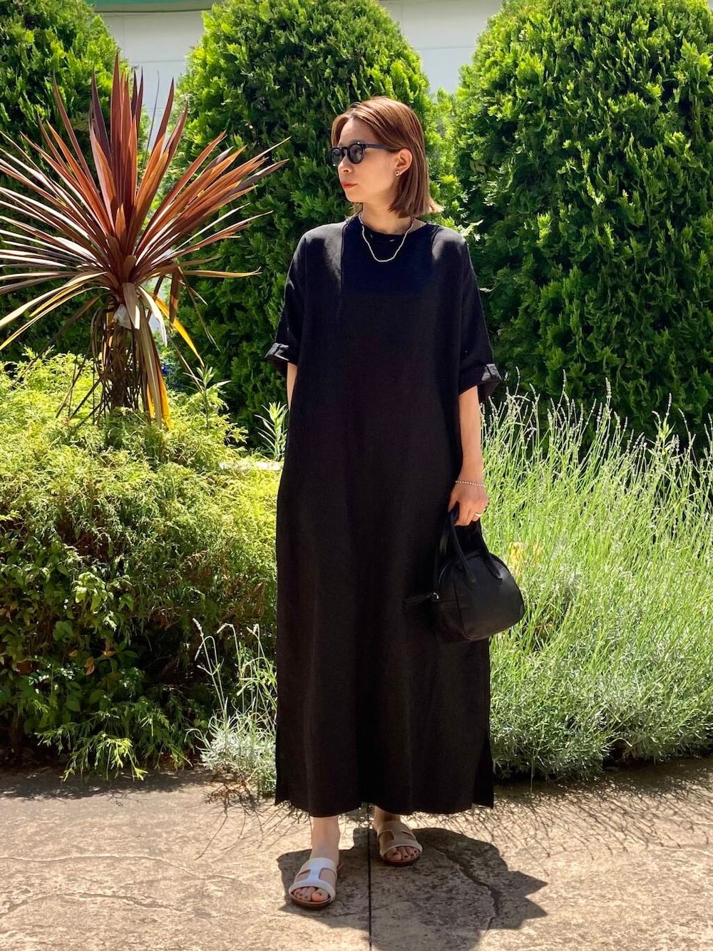 「ワンピース、ママコーデ、アーバンリサーチドアーズ、doors、ドアーズ、骨格ナチュラル、ナチュラル×カジュアル」｜「FORK&SPOONのFORK&SPOON　リネン混プルオーバーワンピース（ワンピース、ブラック系）」を使った、おおしまゆなさん（レディース・162cm）の夏コーディネートの1枚目の写真