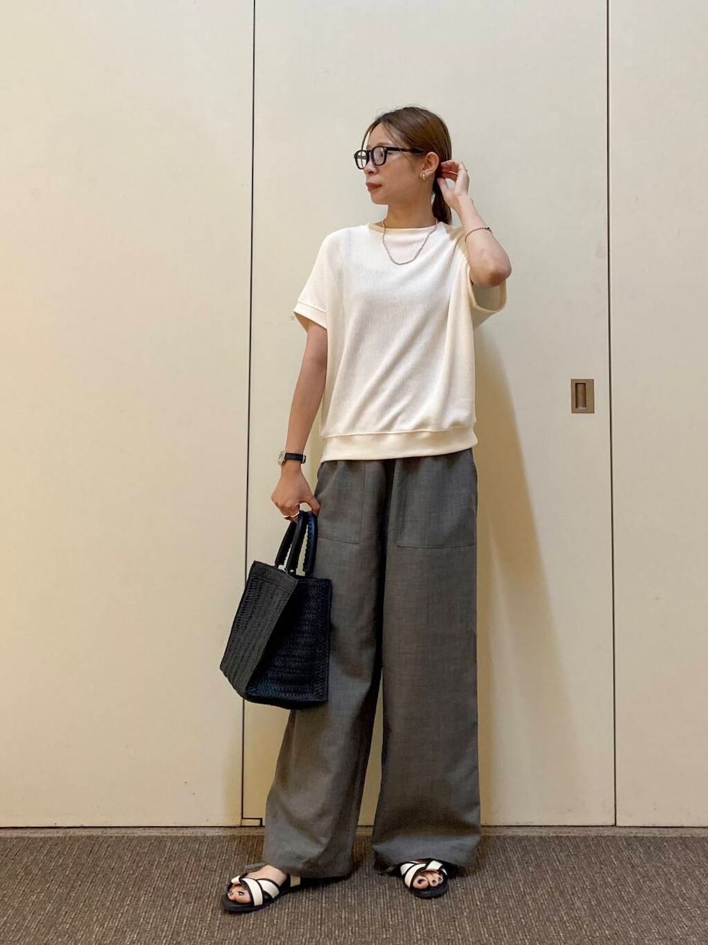 「大人カジュアル、EKAL、骨格ナチュラル、ナチュラル×カジュアル、洒落見えカットソーコーデ」｜「URBAN RESEARCH DOORSのパイピングサンダル（サンダル、ホワイト系）」を使った、おおしまゆなさん（レディース・162cm）の夏コーディネートの1枚目の写真