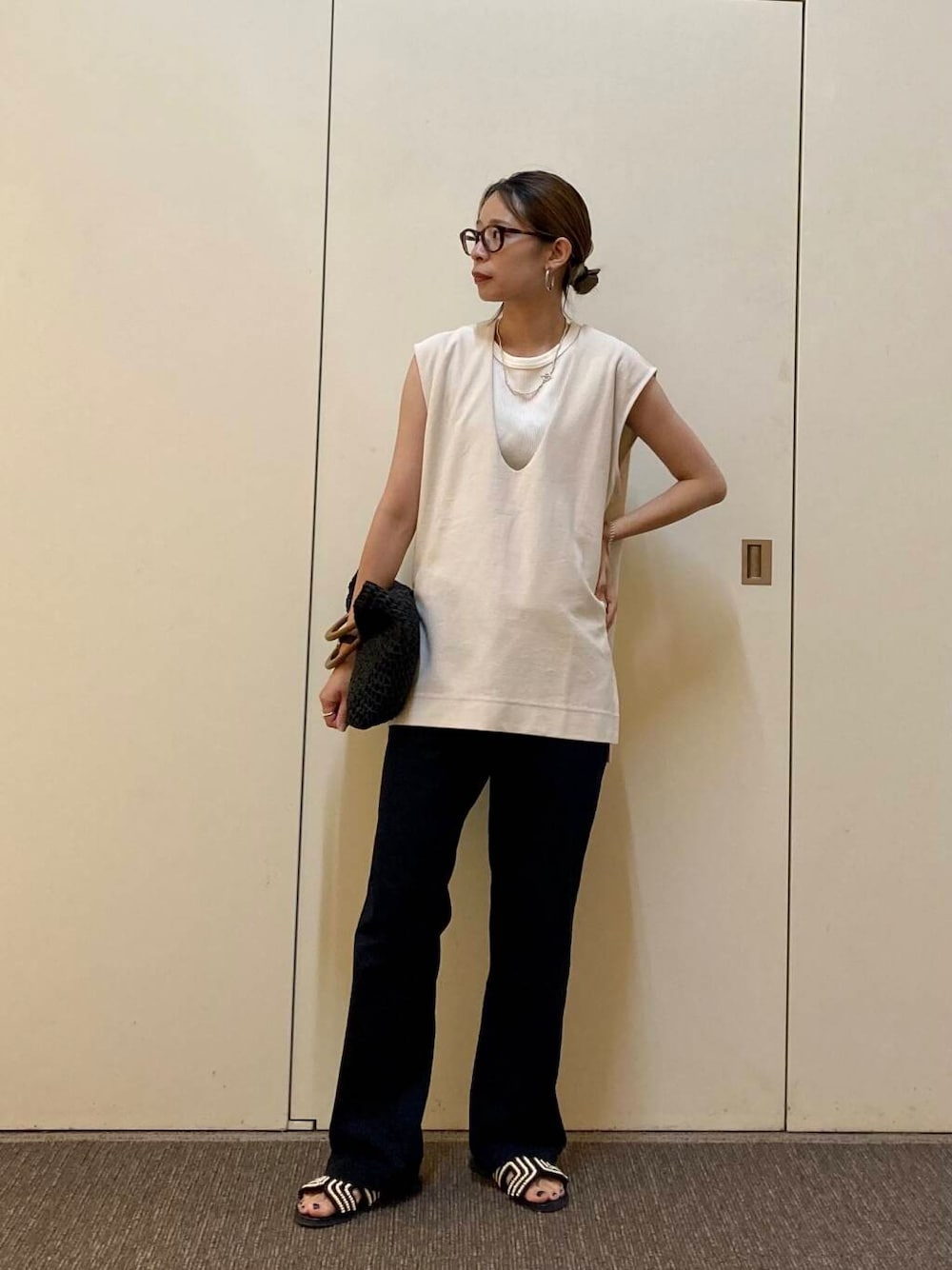 「大人カジュアル、ママコーデ、骨格ナチュラル、ナチュラル×カジュアル」｜「URBAN RESEARCH DOORSのビーズサンダル（サンダル、ブラック系）」を使った、おおしまゆなさん（レディース・162cm）の夏コーディネートの1枚目の写真