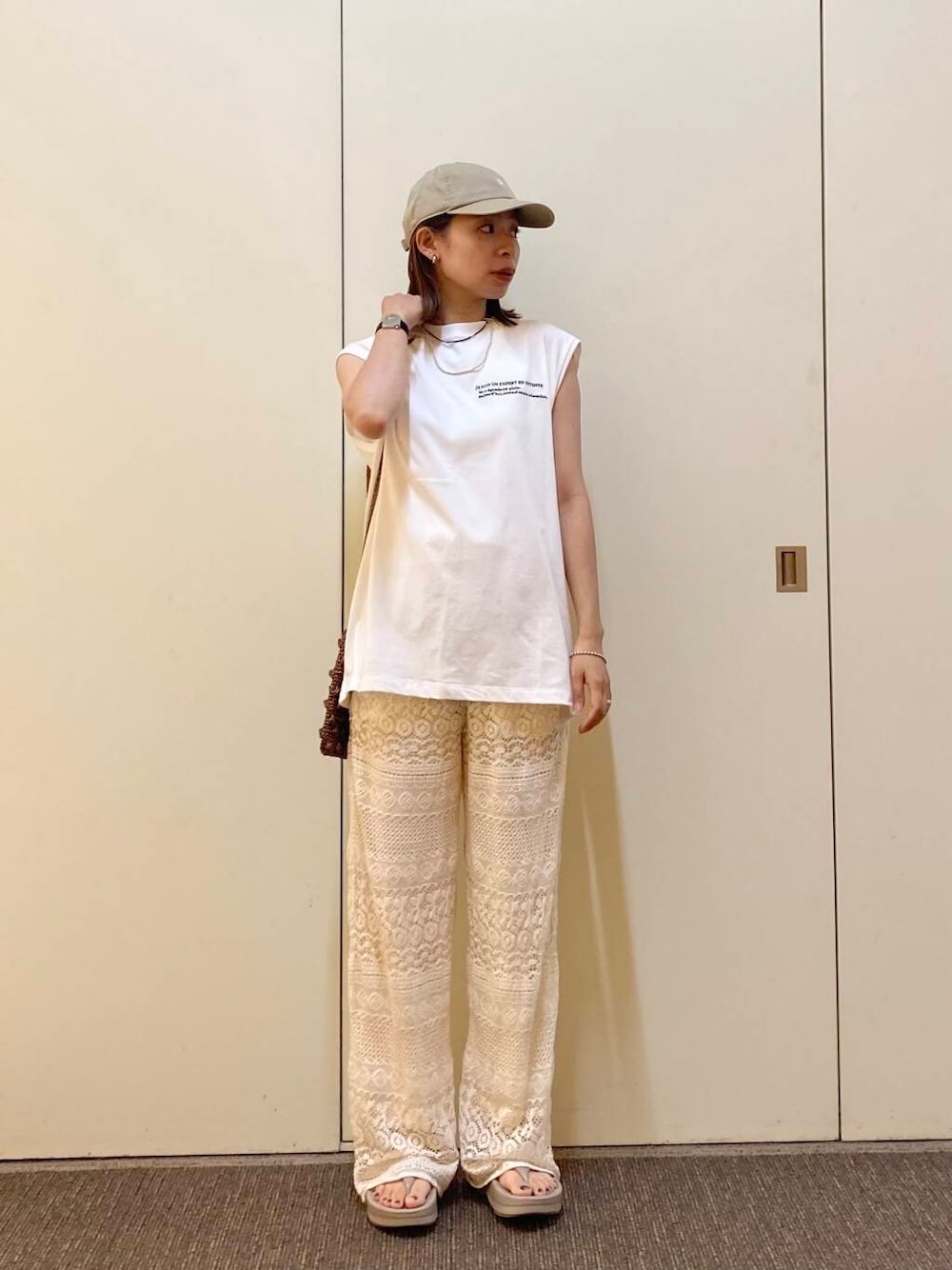 「大人カジュアル、ママコーデ、骨格ナチュラル、ナチュラル×カジュアル」｜「OOFOSのOOFOS　Oomega（サンダル、ベージュ系）」を使った、おおしまゆなさん（レディース・162cm）の夏コーディネートの1枚目の写真