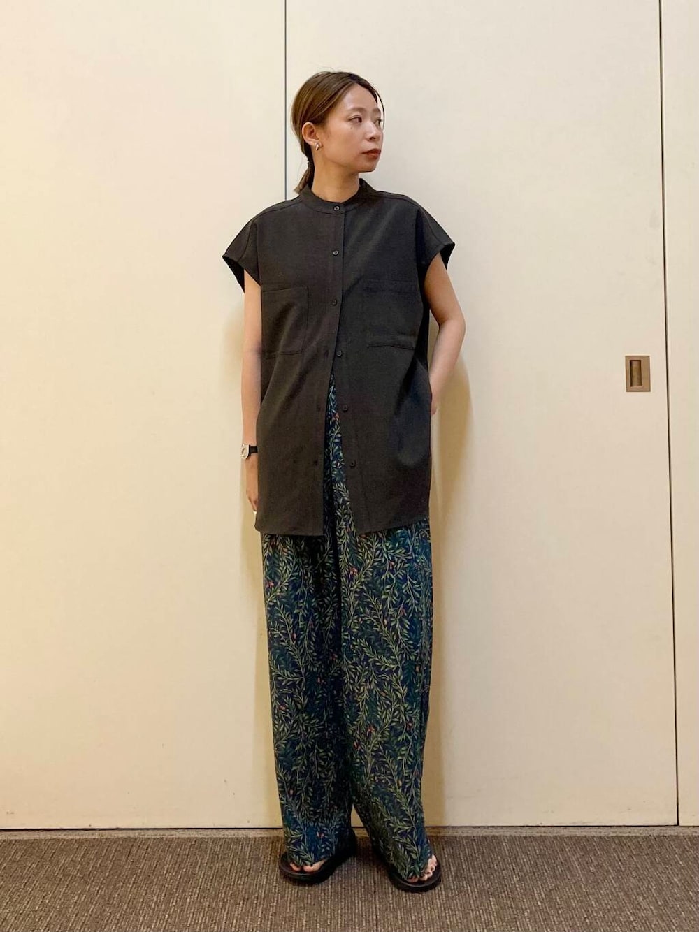 「大人カジュアル、ママコーデ、カジュアルコーデ、かぐれ、アーバンリサーチドアーズ、リネン、doors、urbanreseachdoors、ドアーズ、骨格ナチュラル、ナチュラル×カジュアル」｜「OOFOSのOOFOS　Ooriginal（サンダル、ブラック系）」を使った、おおしまゆなさん（レディース・162cm）の春コーディネートの1枚目の写真
