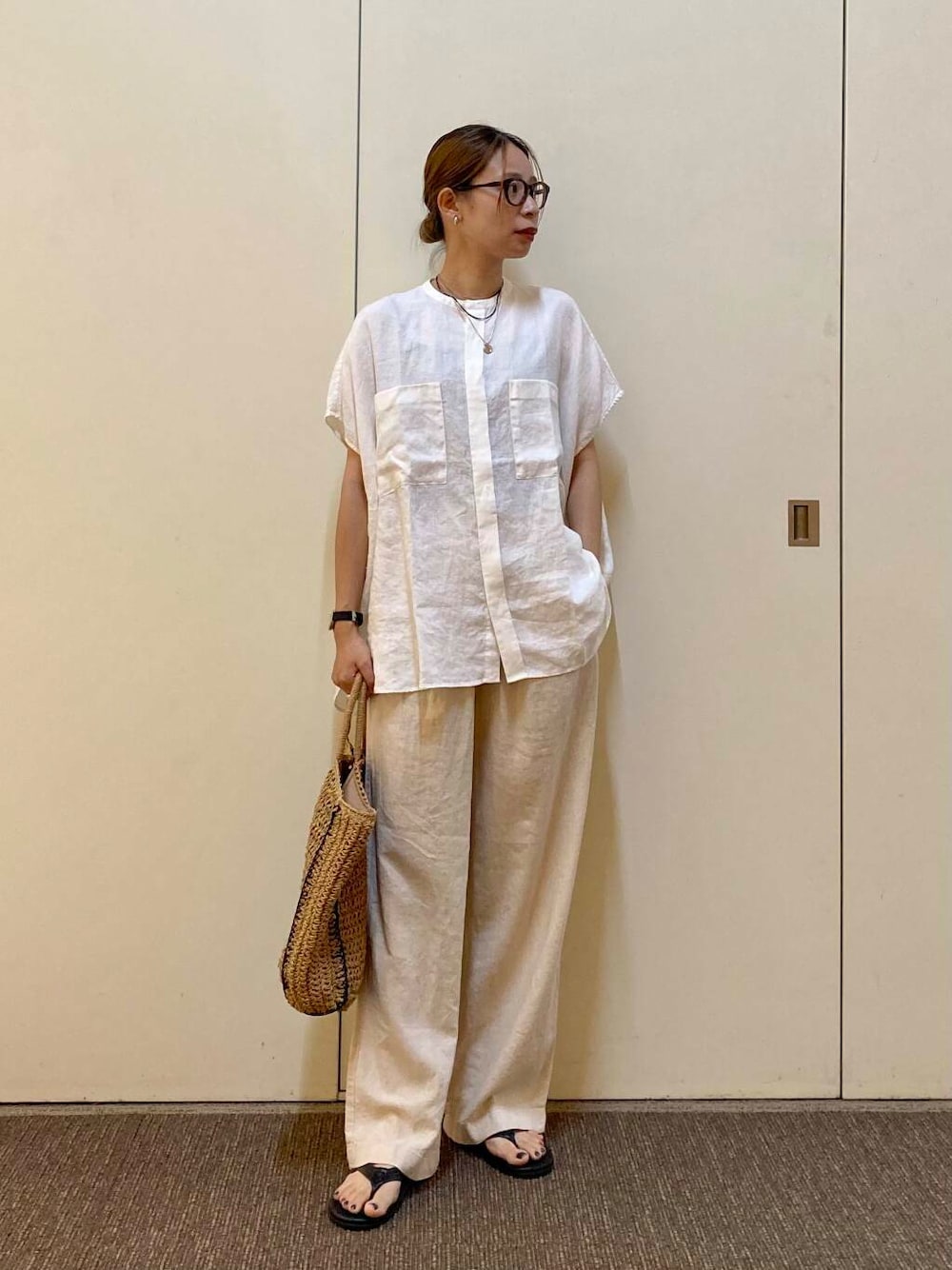 「大人カジュアル、ママコーデ、カジュアルコーデ、かぐれ、骨格ナチュラル、シャツが主役の夏コーデ、ナチュラル×カジュアル」｜「URBAN RESEARCH DOORSのペーパートートバッグ（トートバッグ、ベージュ系）」を使った、おおしまゆなさん（レディース・162cm）の夏コーディネートの1枚目の写真