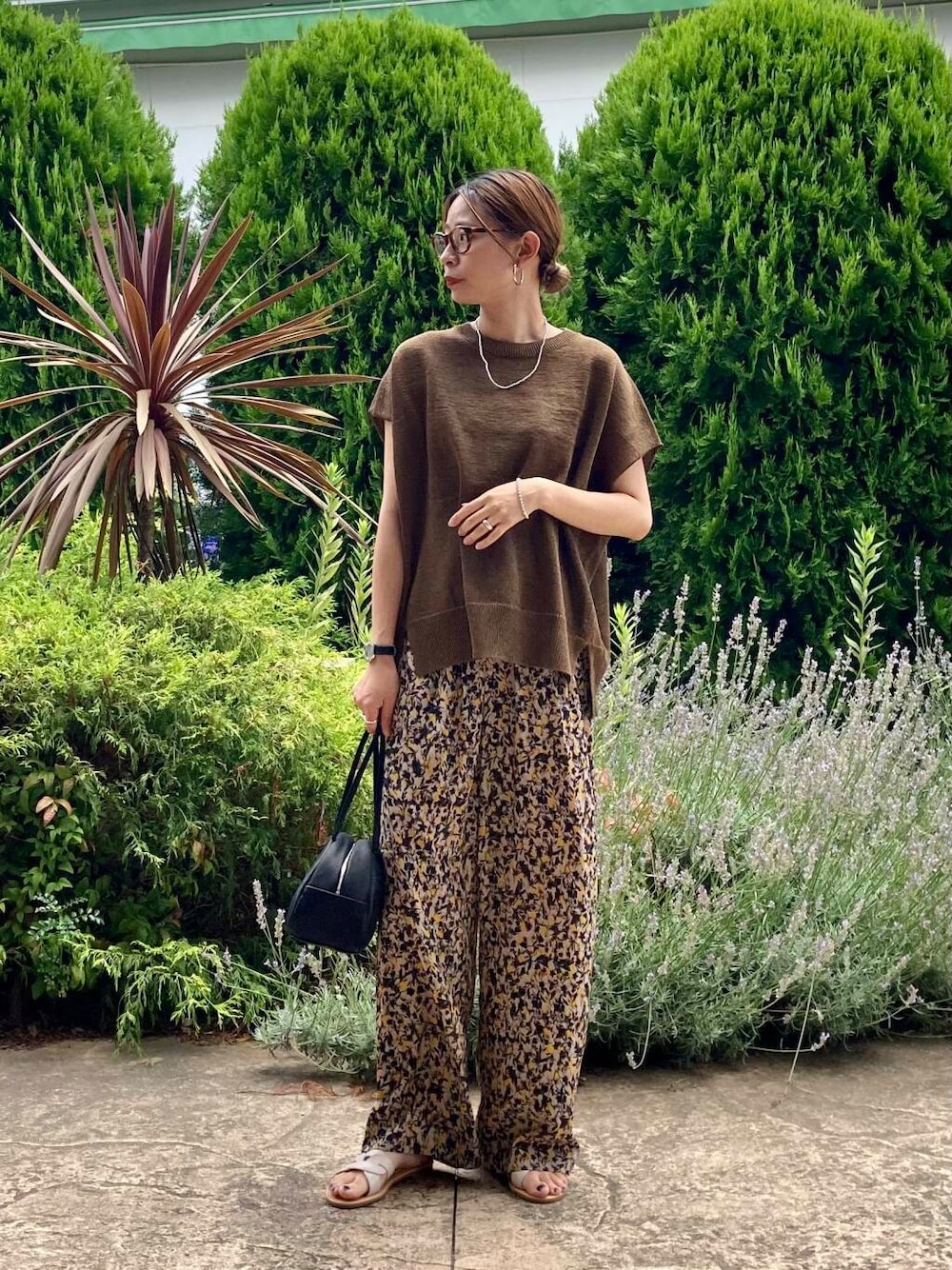 「大人カジュアル、ママコーデ、骨格ナチュラル、ナチュラル×カジュアル」｜「URBAN RESEARCH DOORSのカッティングサンダル（サンダル、ホワイト系）」を使った、おおしまゆなさん（レディース・162cm）の夏コーディネートの1枚目の写真