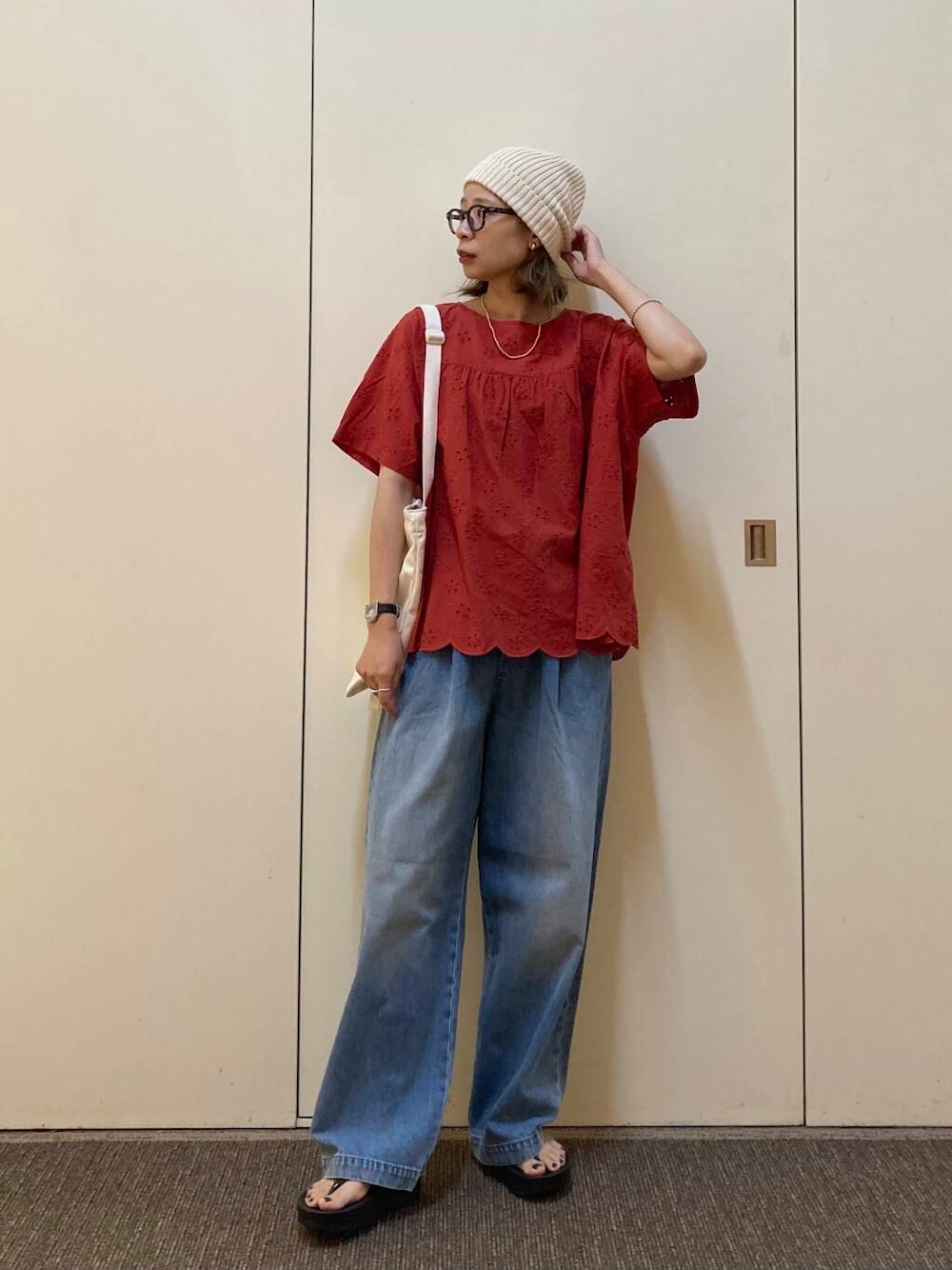 「大人カジュアル、デニム、ママコーデ、かぐれ、骨格ナチュラル、ナチュラル×カジュアル」｜「URBAN RESEARCH DOORSのコットンリネンニットキャップ（ニットキャップ/ビーニー、ホワイト系）」を使った、おおしまゆなさん（レディース・162cm）の夏コーディネートの1枚目の写真