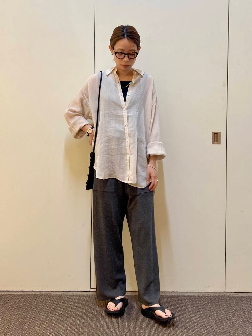 「大人カジュアル、ママコーデ、カジュアルコーデ、アーバンリサーチドアーズ、リネン、doors、urbanreseachdoors、ドアーズ、骨格ナチュラル、ナチュラル×カジュアル」｜「OOFOSのOOFOS　Ooriginal（サンダル、ブラック系）」を使った、おおしまゆなさん（レディース・162cm）の春コーディネートの1枚目の写真