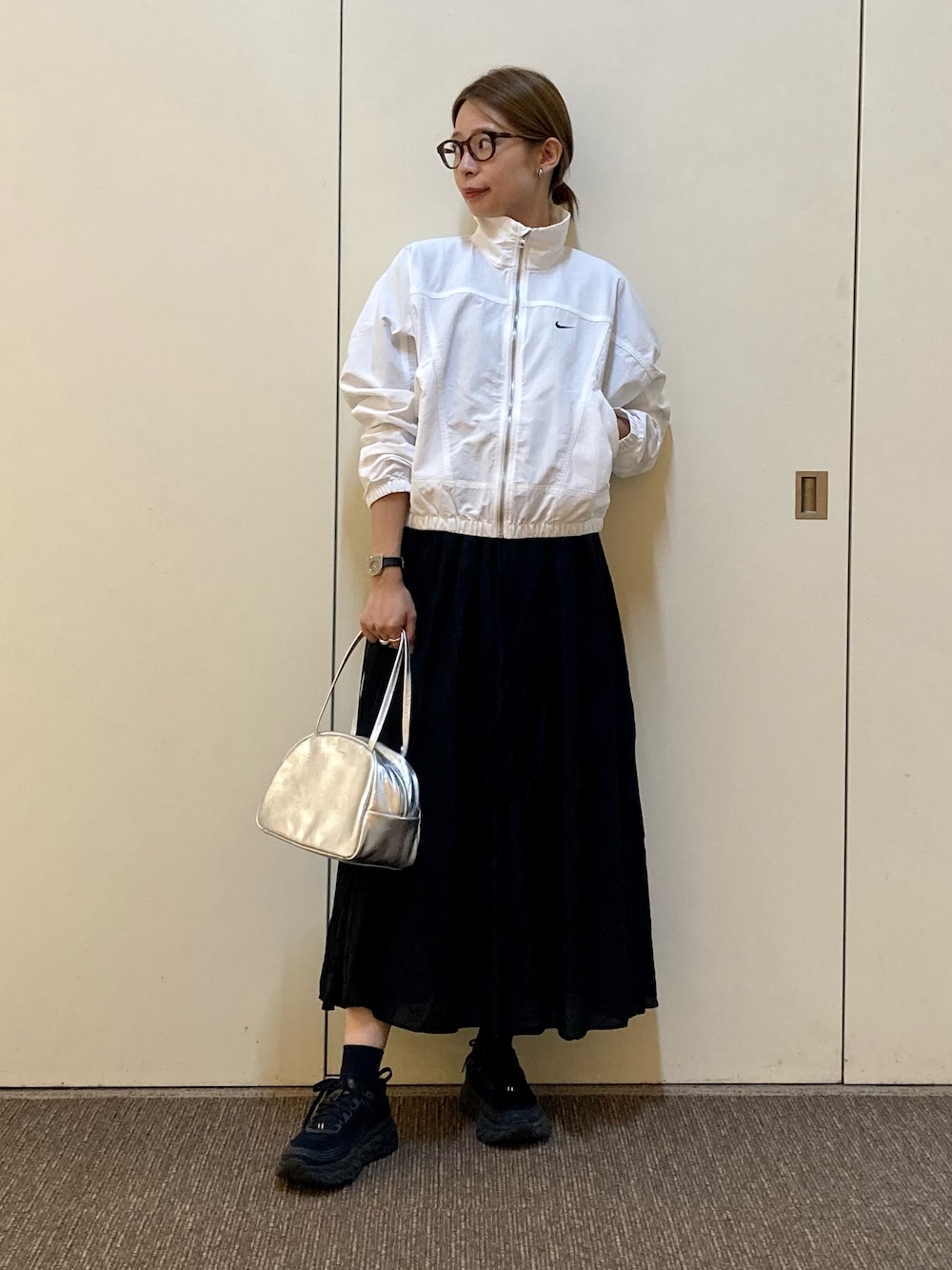 「スポーツミックス、秋服準備はじめました、秋のコーデ」｜「URBAN RESEARCH DOORSのブライトギャザースカート（スカート、ブラック系）」を使った、おおしまゆなさん（骨格ナチュラル・レディース・162cm）の夏コーディネートの1枚目の写真