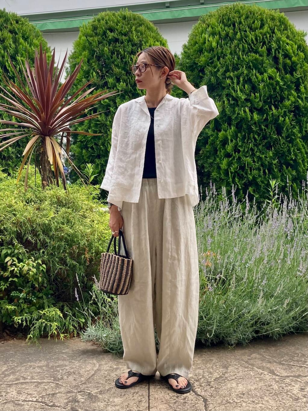 「大人カジュアル、ママコーデ、カジュアルコーデ、かぐれ、骨格ナチュラル、ナチュラル×カジュアル、着回し力抜群シャツ」｜「URBAN RESEARCH DOORSの巾着カゴバッグ（ハンドバッグ、ブラック系）」を使った、おおしまゆなさん（レディース・162cm）の夏コーディネートの1枚目の写真
