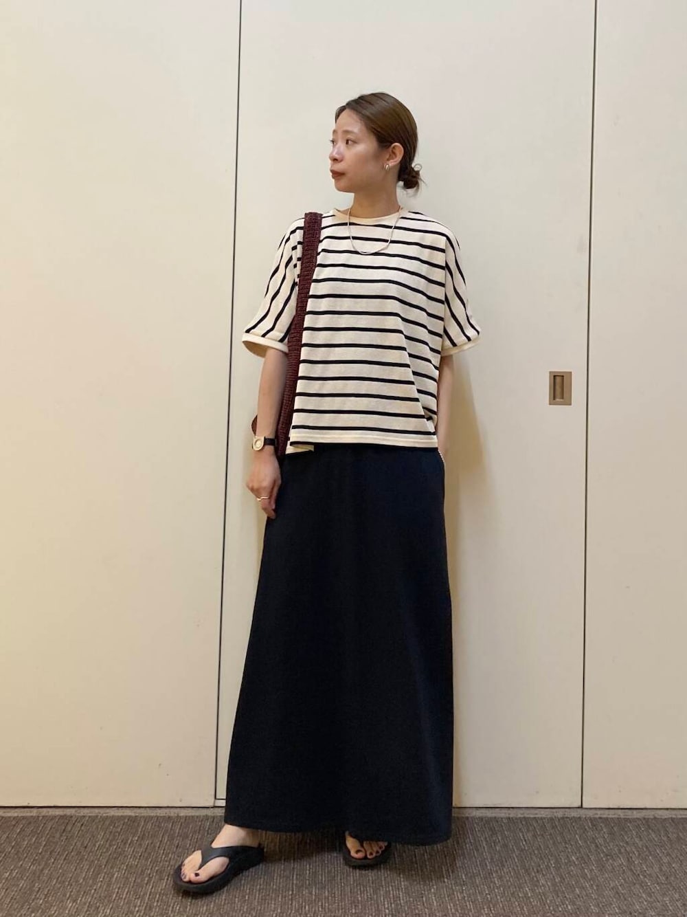 「大人カジュアル、ママコーデ、骨格ナチュラル、ナチュラル×カジュアル」｜「RODE SKOのワンハンドルラメショルダーバッグ（ショルダーバッグ、ブラウン系）」を使った、おおしまゆなさん（レディース・162cm）の夏コーディネートの1枚目の写真