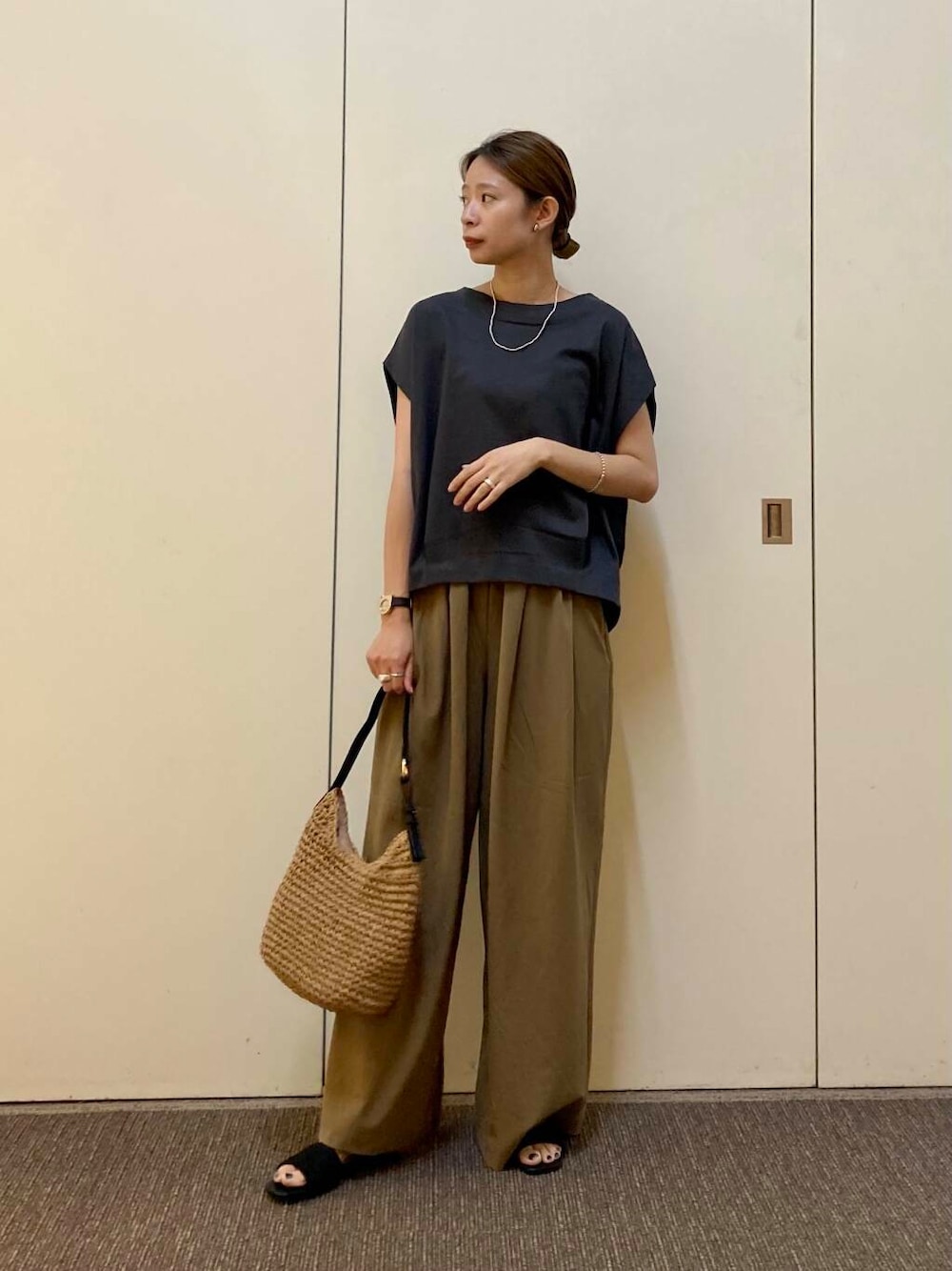 「大人カジュアル、ママコーデ、骨格ナチュラル、ナチュラル×カジュアル、カジュアル派のtシャツコーデ」｜「RODE SKOのプチワンハンドルペーパートートバッグ（トートバッグ、イエロー系）」を使った、おおしまゆなさん（レディース・162cm）の夏コーディネートの1枚目の写真
