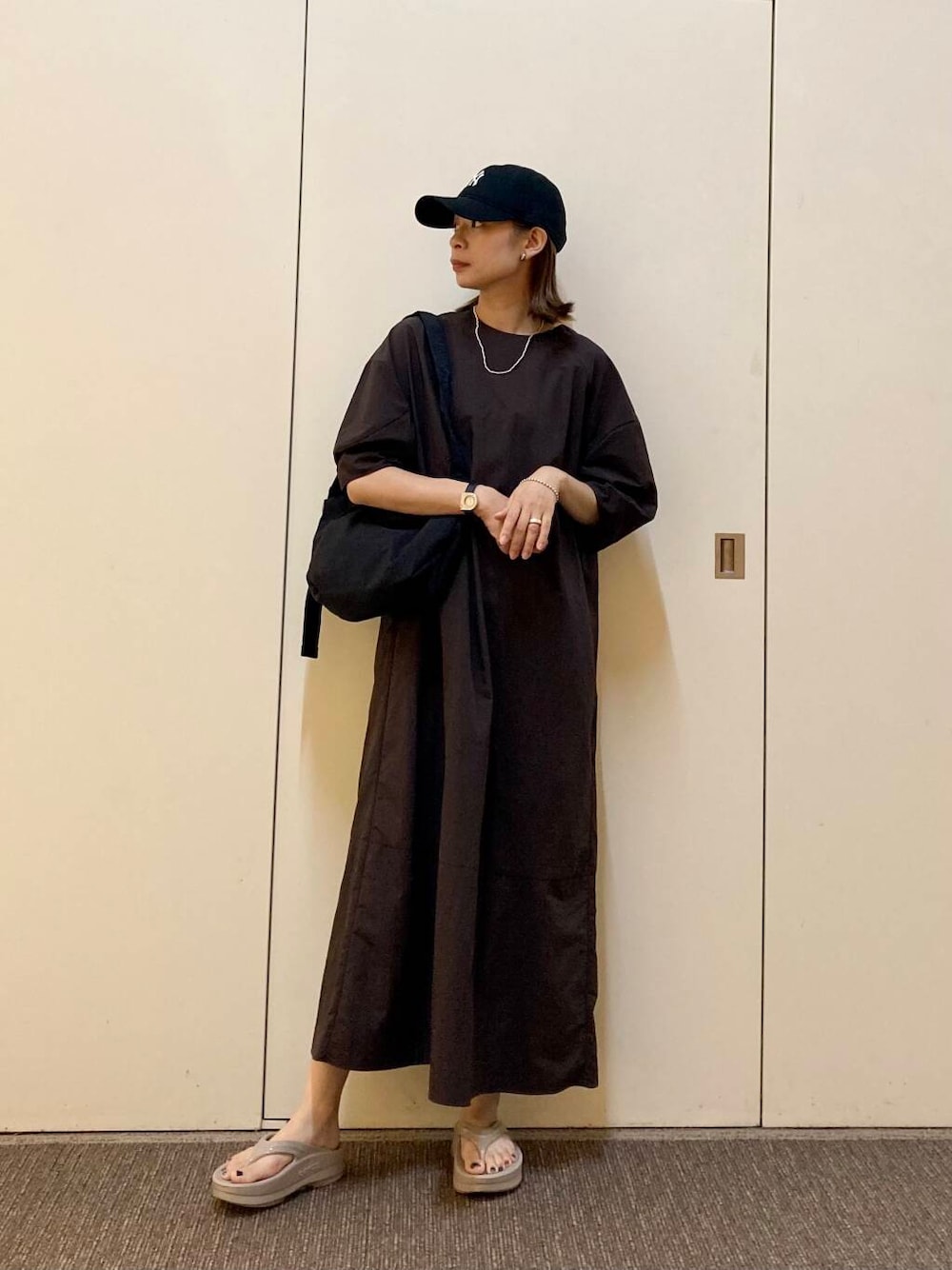 「大人カジュアル、ママコーデ、カジュアルコーデ、EKAL、骨格ナチュラル、ナチュラル×カジュアル」｜「URBAN RESEARCH DOORSのウォッシャブルミニショルダーバッグ（ショルダーバッグ、ブラック系）」を使った、おおしまゆなさん（レディース・162cm）の夏コーディネートの1枚目の写真
