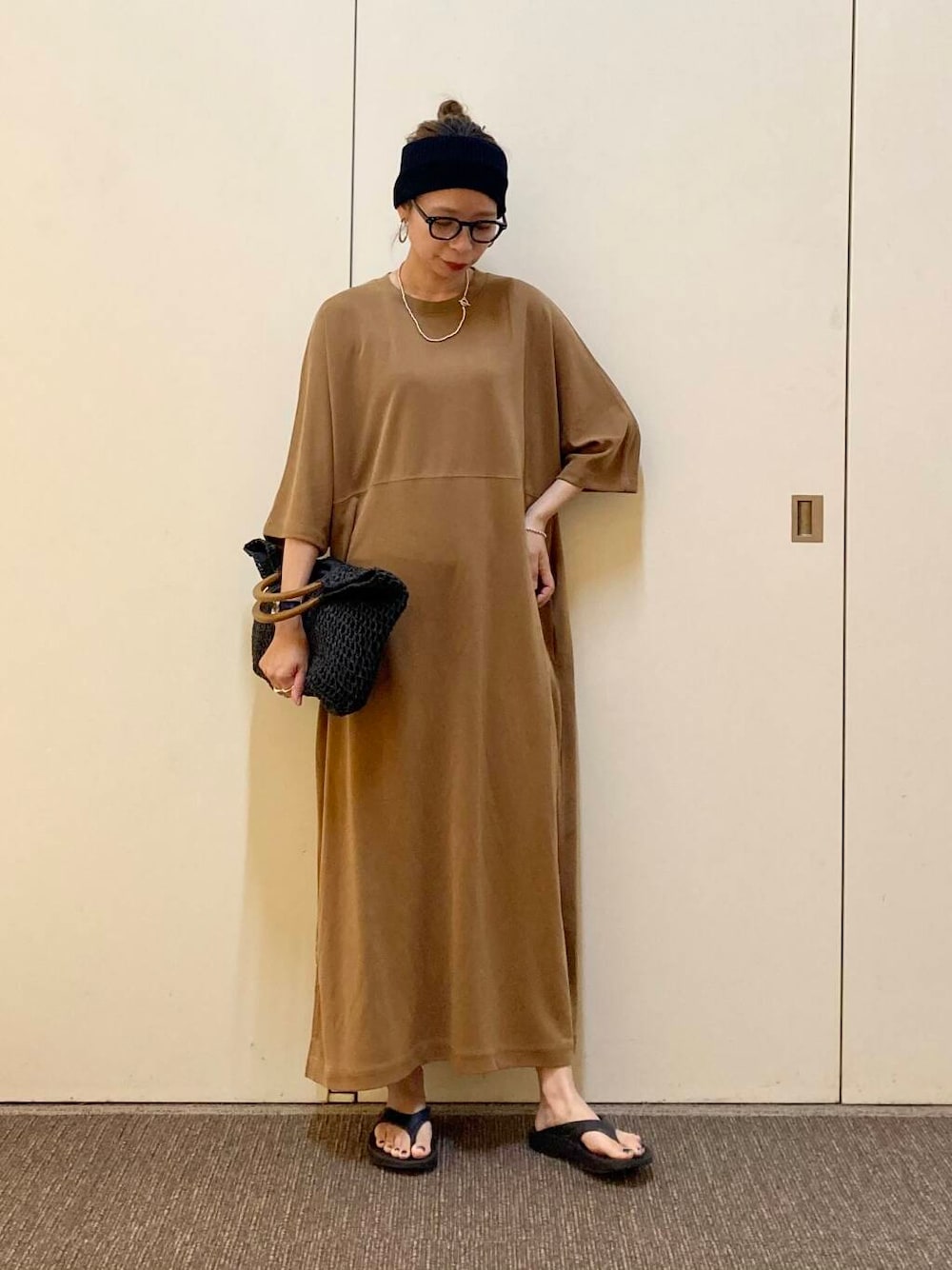 「ワンピース、大人カジュアル、ママコーデ、骨格ナチュラル、ナチュラル×カジュアル」｜「RODE SKOのウッドハンドルペーパーバッグ（トートバッグ、ブラック系）」を使った、おおしまゆなさん（レディース・162cm）の夏コーディネートの1枚目の写真