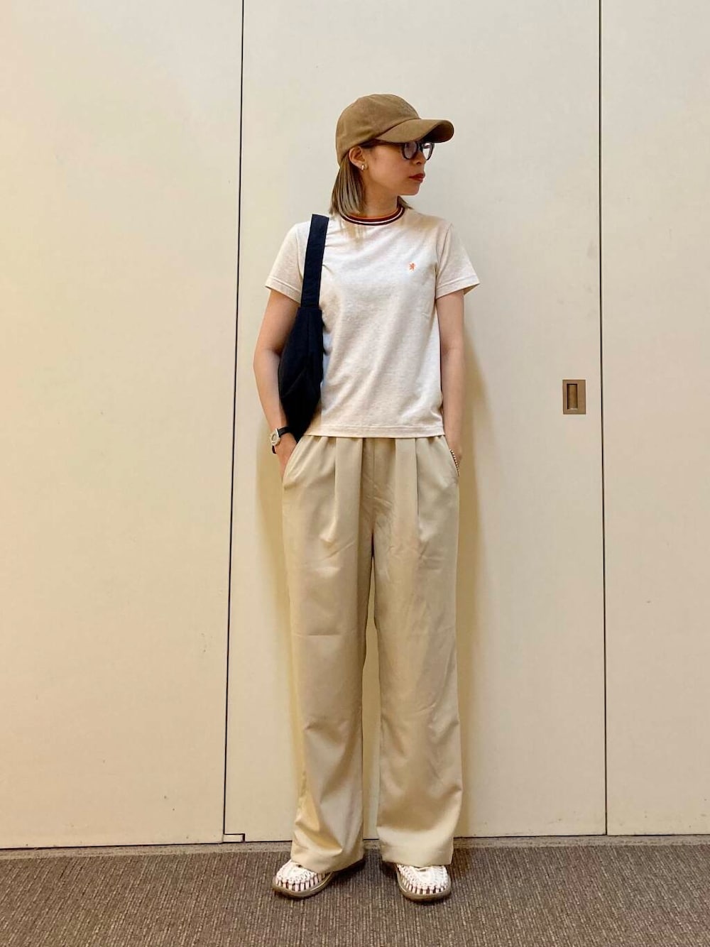 「大人カジュアル、ママコーデ、カジュアルコーデ、キャップ、ドアーズ、骨格ナチュラル、ナチュラル×カジュアル、洒落見えカットソーコーデ」｜「URBAN RESEARCH DOORSのウォッシャブルミニショルダーバッグ（ショルダーバッグ、ブラック系）」を使った、おおしまゆなさん（レディース・162cm）の夏コーディネートの1枚目の写真