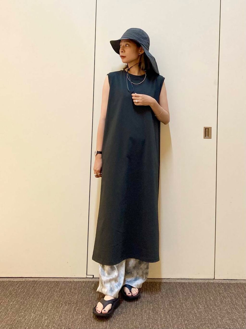 「大人カジュアル、ママコーデ、フェスコーデ、EKAL、骨格ナチュラル、ナチュラル×カジュアル」｜「EKALの『吸水速乾/UVカット』DRY OUT SLEEVLESS ONE-PIECE（ワンピース、グレー系）」を使った、おおしまゆなさん（レディース・162cm）の夏コーディネートの1枚目の写真