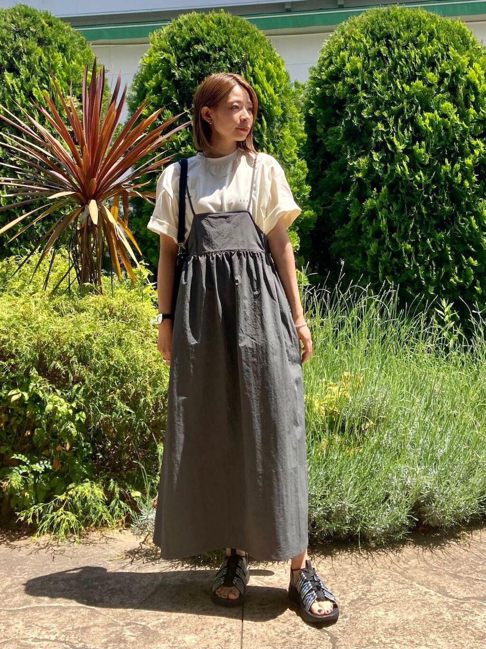 「大人カジュアル、ママコーデ、カジュアルコーデ、アーバンリサーチドアーズ、doors、urbanreseachdoors、EKAL、ドアーズ」｜「EKALの『別注』rig footwear×EKAL　 waduki（サンダル、パープル系）」を使った、おおしまゆなさん（レディース・162cm）の春コーディネートの1枚目の写真