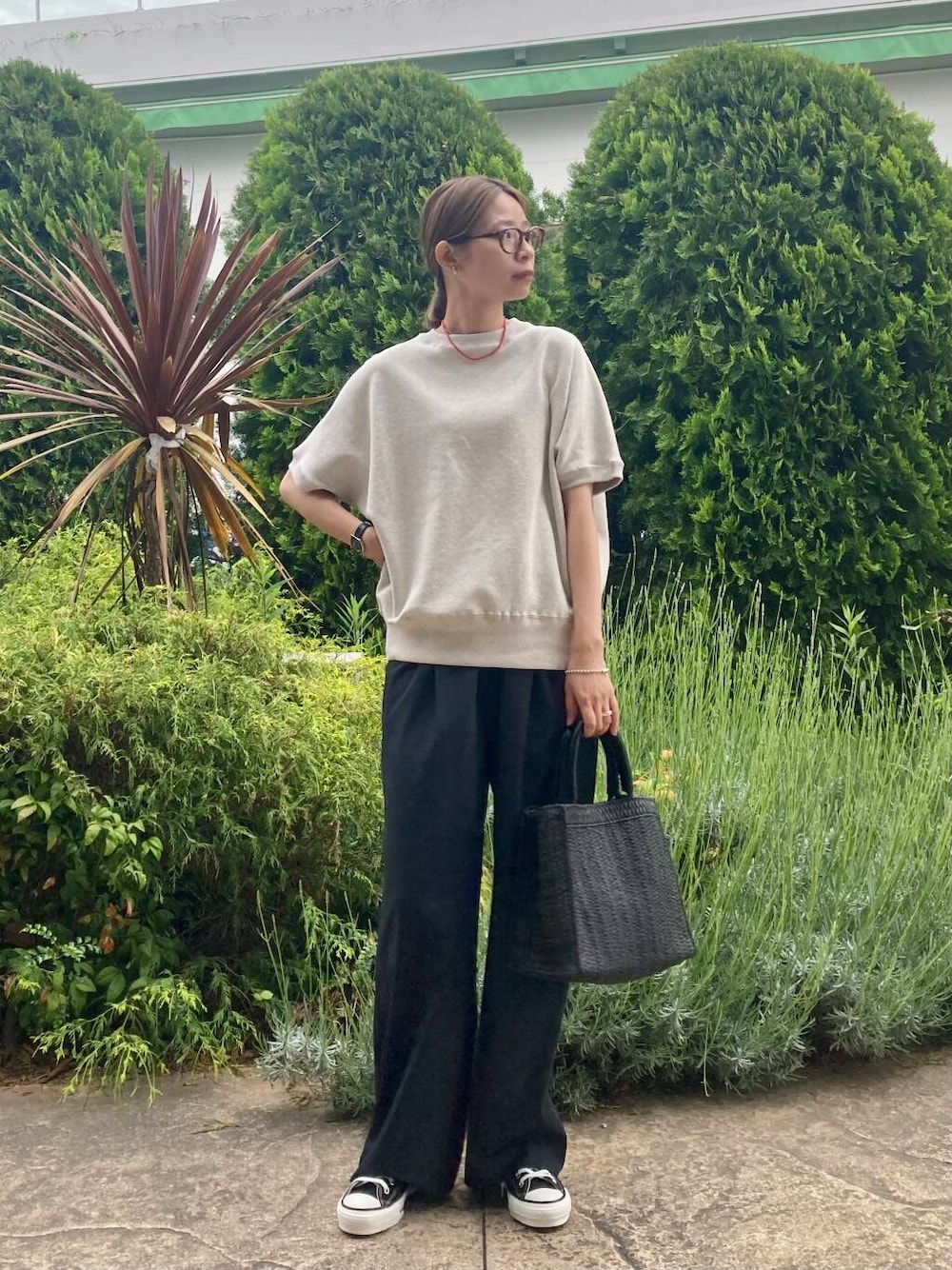「大人カジュアル、ママコーデ、カジュアルコーデ、かぐれ、スニーカーコーデ、アーバンリサーチドアーズ、夏コーデ、doors、urbanreseachdoors、ドアーズ」｜「CONVERSEのCONVERSE　CANVAS ALL STAR J OX（スニーカー、ブラック系）」を使った、おおしまゆなさん（レディース・162cm）の春コーディネートの1枚目の写真