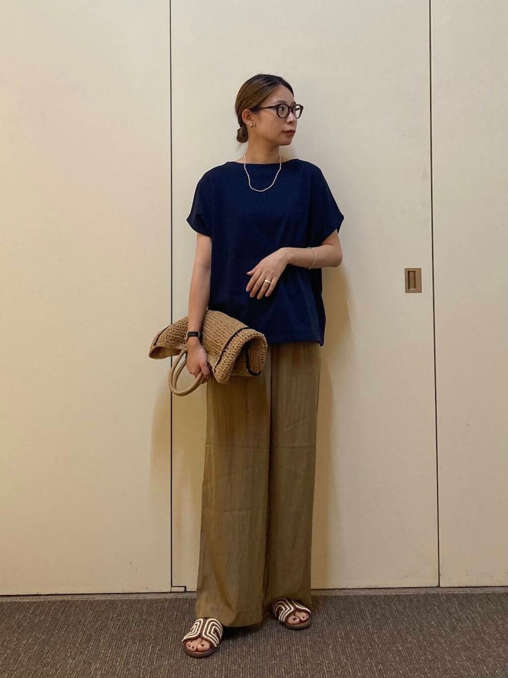 「大人カジュアル、ママコーデ、接触冷感、夏素材、骨格ナチュラル、ナチュラル×カジュアル」｜「URBAN RESEARCH DOORSのドライコットンボートネックプルオーバー（Tシャツ/カットソー、ブルー系）」を使った、おおしまゆなさん（レディース・162cm）の夏コーディネートの1枚目の写真