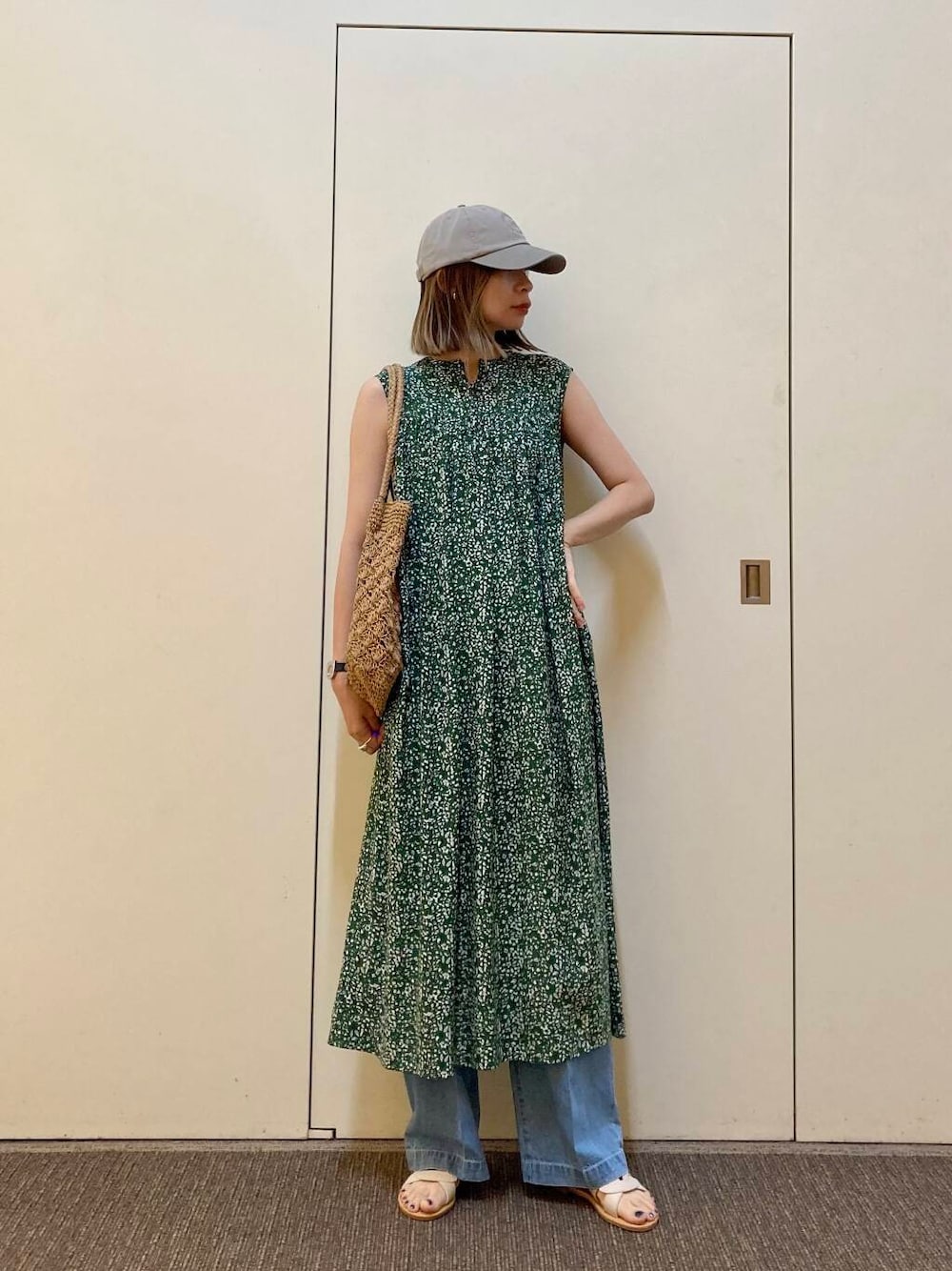 「ワンピース、大人カジュアル、デニム、カジュアルコーデ、キャップ、アーバンリサーチドアーズ、doors、ドアーズ、骨格ナチュラル、ナチュラル×カジュアル」｜「EU,US NEW BALANCEのNEW BALANCE　サークルグラフィックキャップ（キャップ、グレー系）」を使った、おおしまゆなさん（レディース・162cm）の夏コーディネートの1枚目の写真