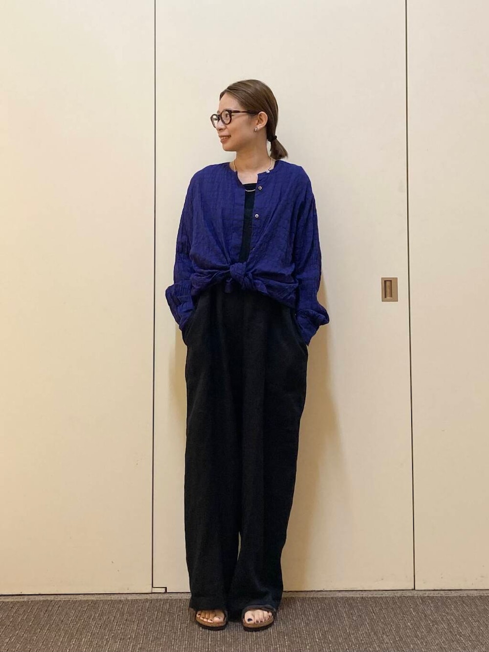 「大人カジュアル、ママコーデ、カジュアルコーデ、サロペット、かぐれ、アーバンリサーチドアーズ、リネン、doors、urbanreseachdoors、ドアーズ、骨格ナチュラル、ナチュラル×カジュアル」｜「かぐれのリネンサロペット（サロペット/オーバーオール、ブラック系）」を使った、おおしまゆなさん（レディース・162cm）の春コーディネートの1枚目の写真