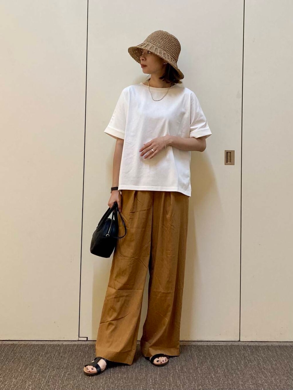 「大人カジュアル、ママコーデ、カジュアルコーデ、骨格ナチュラル、ナチュラル×カジュアル、1枚で決まるtシャツ」｜「URBAN RESEARCH DOORSのペーパーキリカエバケハ（ハット、ベージュ系）」を使った、おおしまゆなさん（レディース・162cm）の夏コーディネートの1枚目の写真