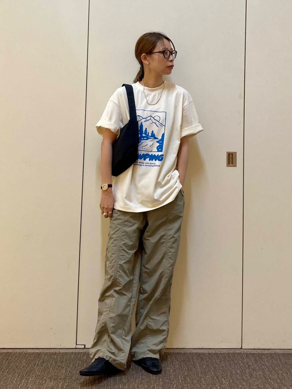 「大人カジュアル、ママコーデ、カジュアルコーデ、urbanreseachdoors、EKAL、骨格ナチュラル、ナチュラル×カジュアル」｜「URBAN RESEARCH DOORSのウォッシャブルミニショルダーバッグ（ショルダーバッグ、ブラック系）」を使った、おおしまゆなさん（レディース・162cm）の春コーディネートの1枚目の写真