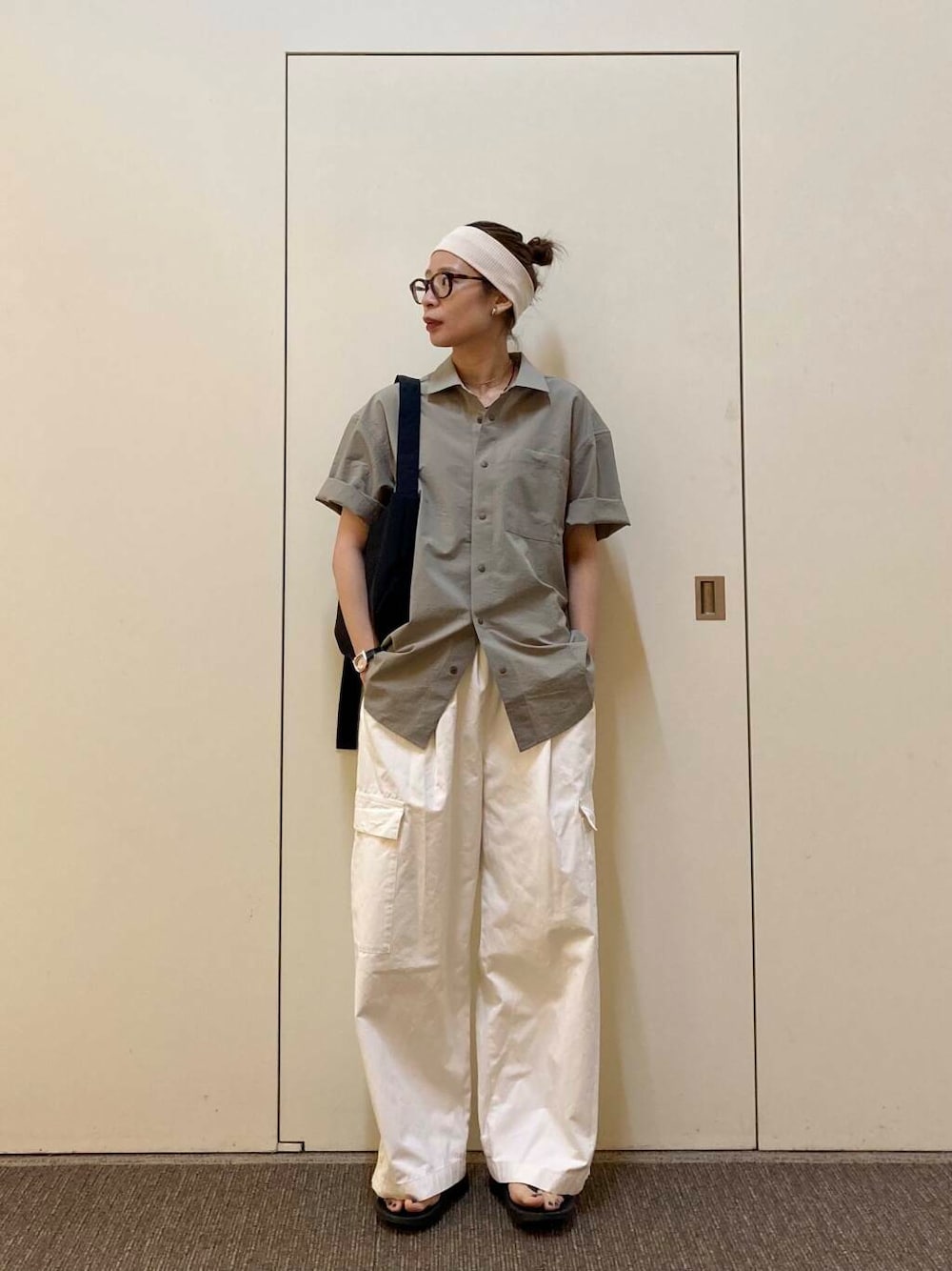 「大人カジュアル、カジュアルコーデ、骨格ナチュラル、ナチュラル×カジュアル、着回し力抜群シャツ」｜「URBAN RESEARCH DOORSのウォッシャブルミニショルダーバッグ（ショルダーバッグ、ブラック系）」を使った、おおしまゆなさん（レディース・162cm）の夏コーディネートの1枚目の写真