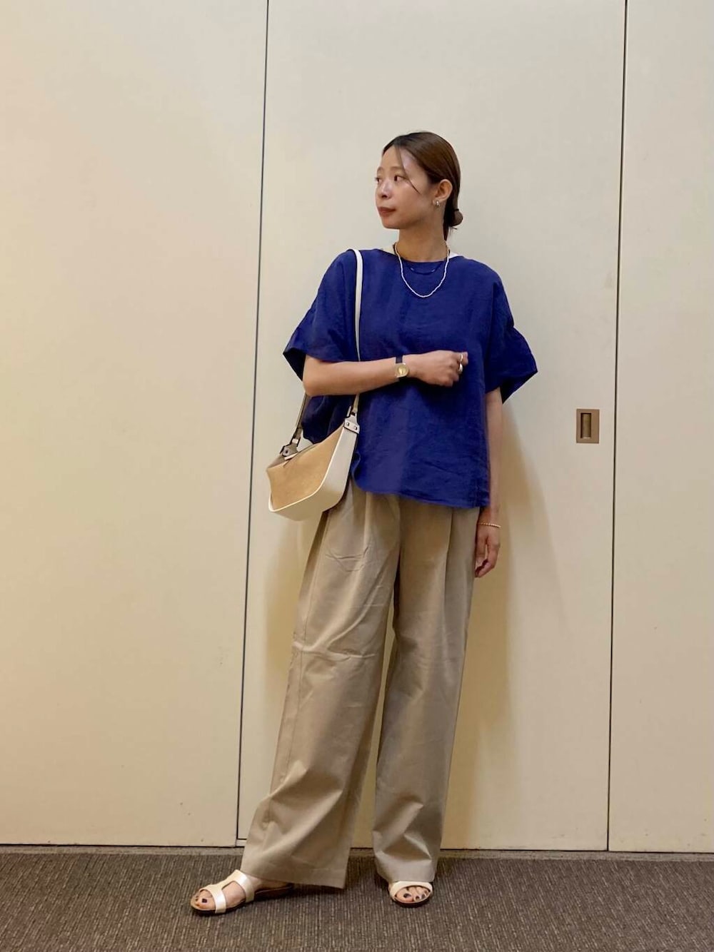「大人カジュアル、ママコーデ、カジュアルコーデ、骨格ナチュラル、ナチュラル×カジュアル」｜「URBAN RESEARCH DOORSの『再入荷』レーヨンコットンイージーパンツ（その他パンツ、ベージュ系）」を使った、おおしまゆなさん（レディース・162cm）の夏コーディネートの1枚目の写真