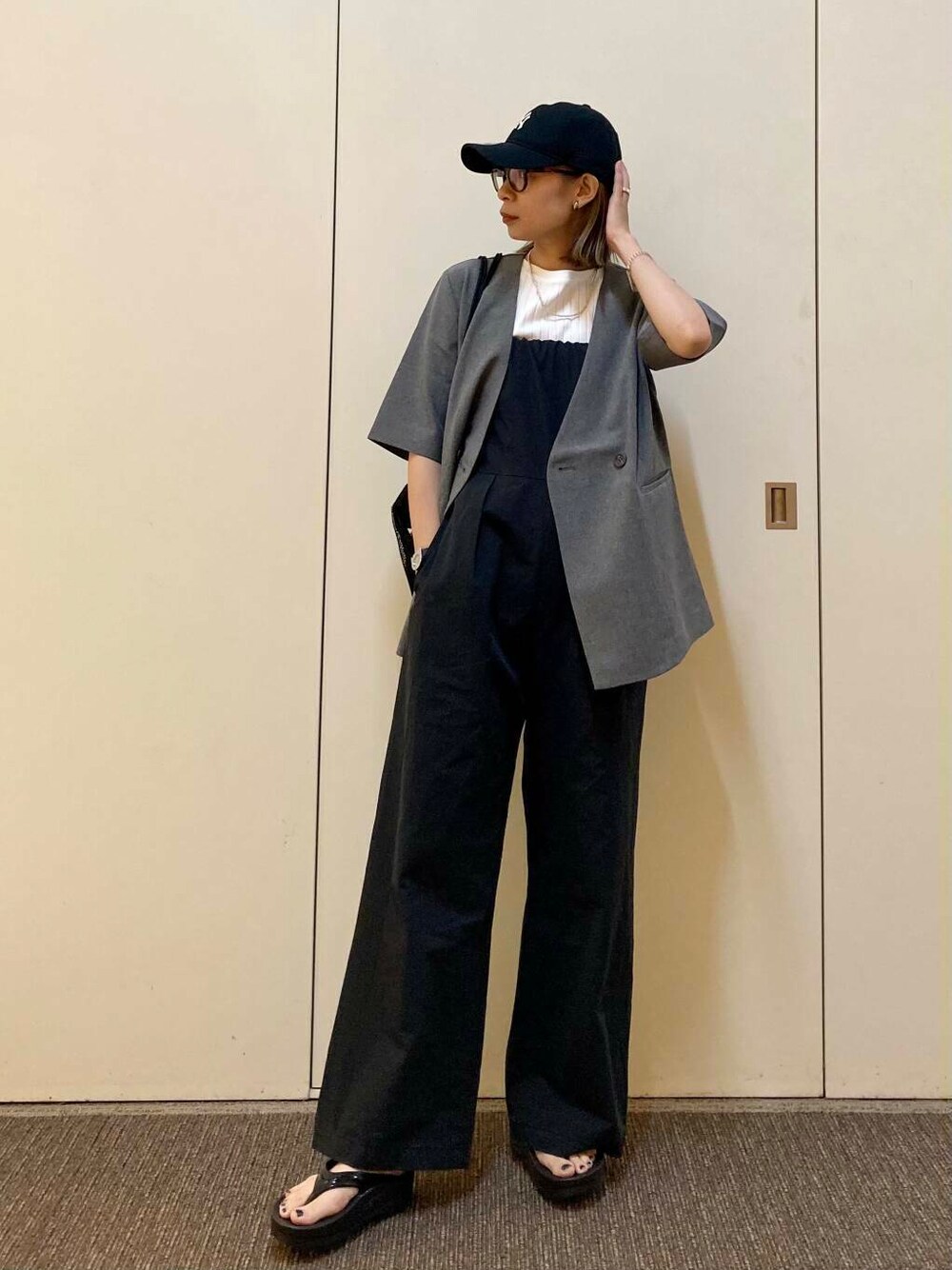 「大人カジュアル、ママコーデ、カジュアルコーデ、キャップ、ドアーズ、骨格ナチュラル、ナチュラル×カジュアル」｜「OOFOSのOOFOS　Oomega（サンダル、ブラック系）」を使った、おおしまゆなさん（レディース・162cm）の夏コーディネートの1枚目の写真