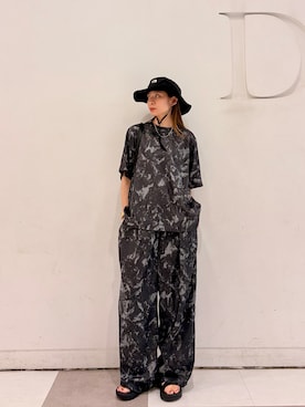 「EKAL（エカル）のプリント ショートスリーブ プルオーバー（Tシャツ/カットソー、ブラック系）」を使った、おおしまゆなさん（レディース・162cm）の春コーディネート