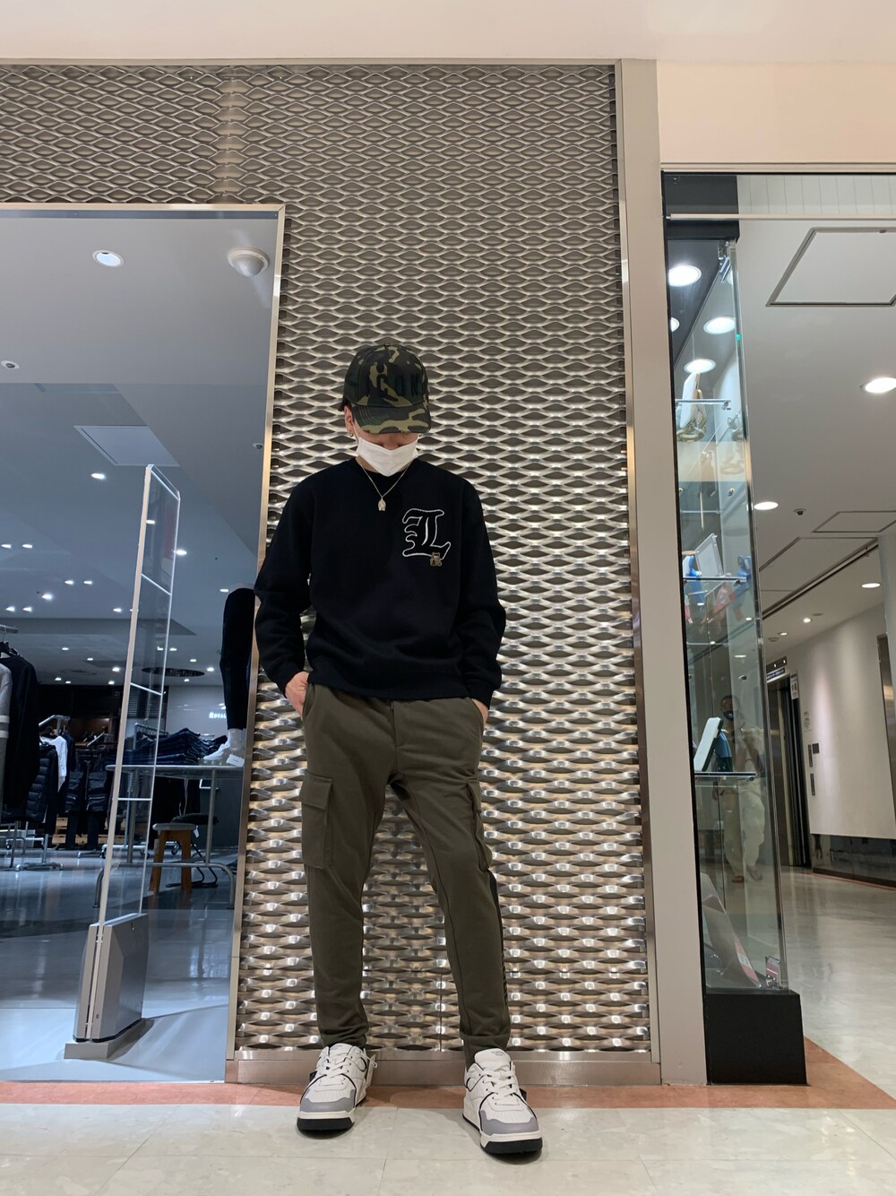 「ROYAL FLASH、ロイヤルフラッシュ、名古屋、parco、STUD MUFFIN、スウェット、e-JEANS、カーゴパンツ、DSQUARED2、キャップ、valentino、スニーカー」｜「ROYAL FLASHの【別注】eJEANS / イージーンズ/スウェットカーゴパンツ（その他パンツ、グリーン系）」を使った、ryusei617さん（メンズ・172cm）の秋コーディネートの1枚目の写真