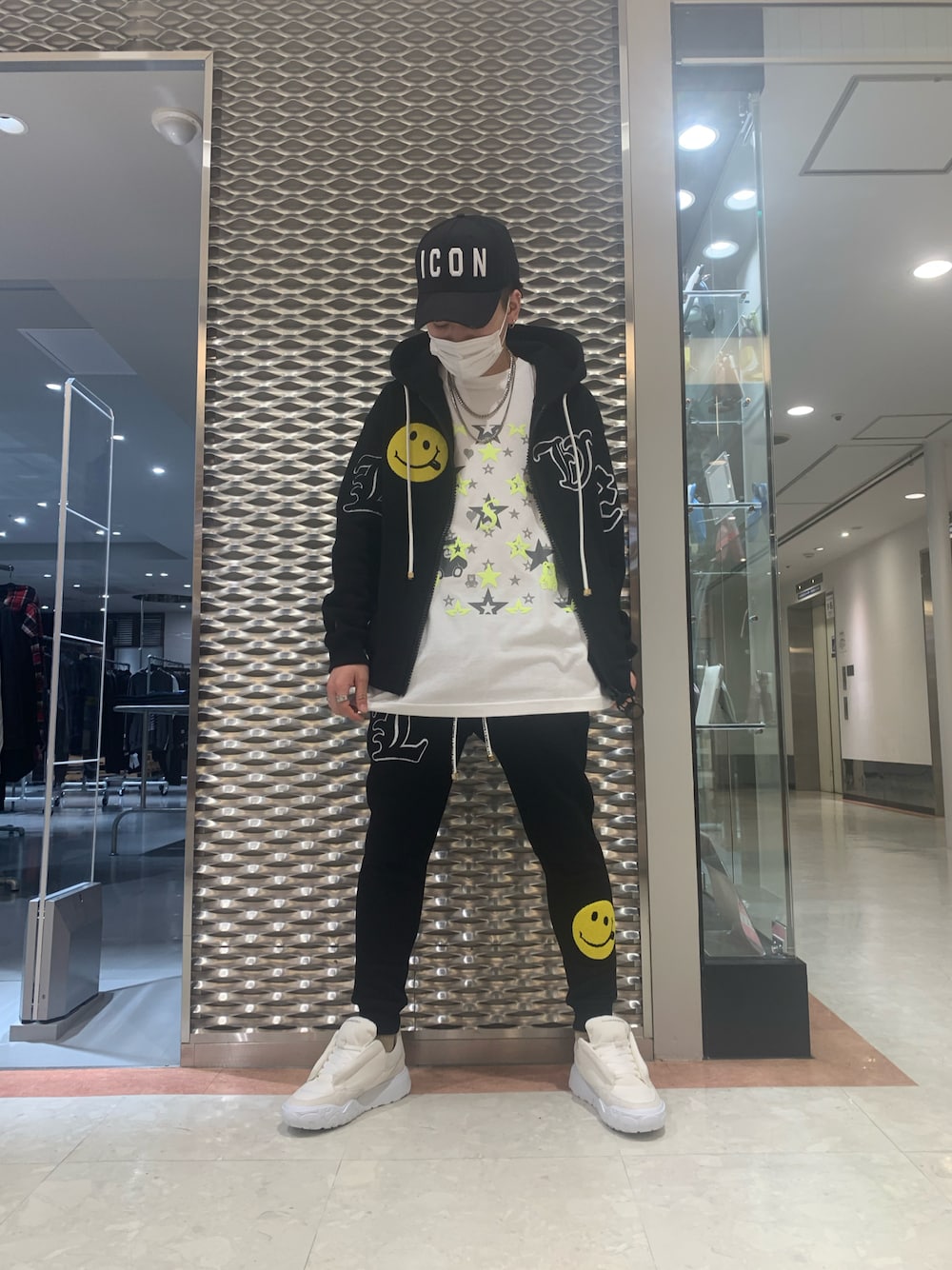 「ROYAL FLASH、ロイヤルフラッシュ、名古屋、parco、STUD MUFFIN、ロンT、セットアップ、スニーカー、Alexander McQueen、DSQUARED2」｜「Alexander McQueenのアイテム（スニーカー、ホワイト系）」を使った、ryusei617さん（メンズ・172cm）の秋コーディネートの1枚目の写真