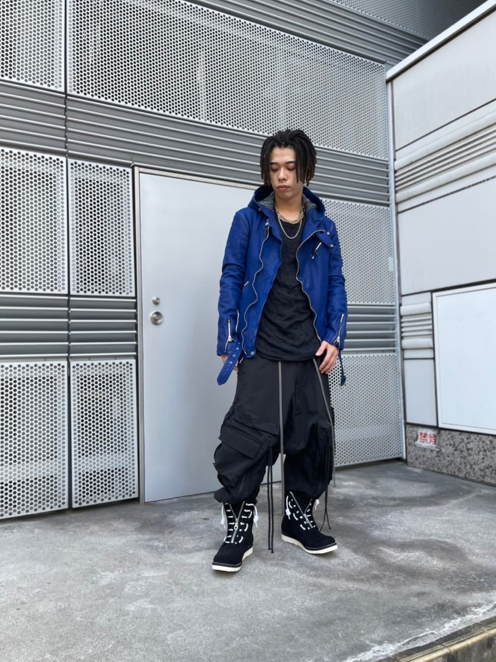 「ROYAL FLASH、ロイヤルフラッシュ、名古屋、parco、デニムパンツ、backlash、ライダース、シューズ、A.F ARTEFACT、パンツ、ドレッド」｜「BACKLASHのアイテム（ライダースジャケット、ブルー系）」を使った、ryusei617さん（メンズ・172cm）の秋コーディネートの1枚目の写真