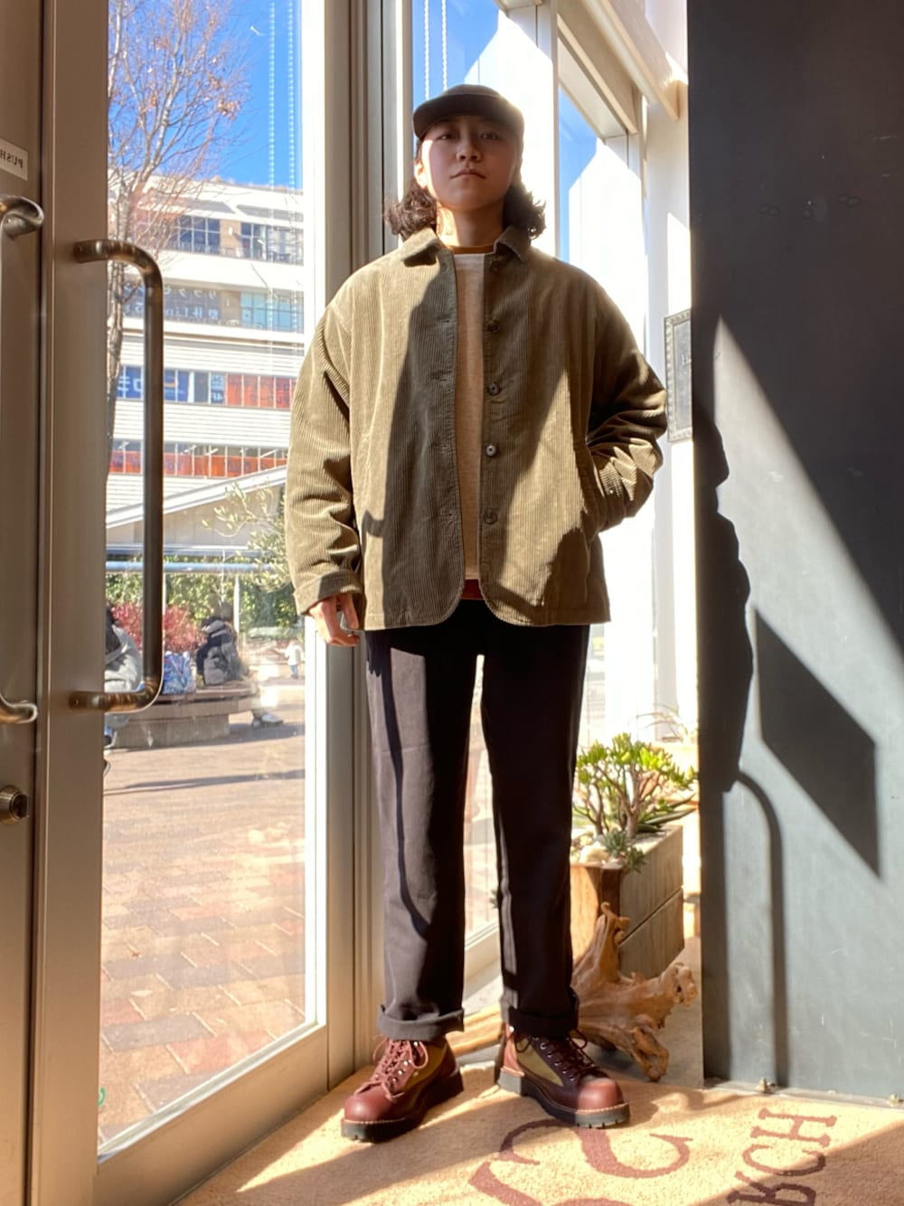 「URBAN RESEARCH、URBAN RESEARCH DOORS、DOORS、アウター、コート、コーデュロイ、コーチジャケット、スウェット、トレーナー、ロンT、イージーパンツ、Danner、ブーツ」｜「URBAN RESEARCH DOORSのコーデュロイショートコート（カバーオール、グリーン系）」を使った、IRI TAKENAKAさん（メンズ・165cm）の冬コーディネートの1枚目の写真