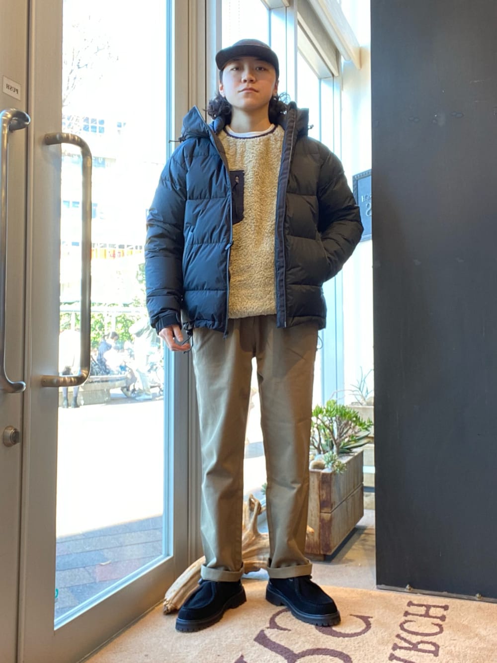 「URBAN RESEARCH、URBAN RESEARCH DOORS、DOORS、別注、NANGA、ナンガ、ダウン、AURORA、オーロラ、patagonia、ロスガトスクルー、イージーパンツ、PG」｜「NANGAの【別注】NANGA×DOORS　AURORA（ダウンジャケット/コート、ブラック系）」を使った、IRI TAKENAKAさん（メンズ・165cm）の冬コーディネートの1枚目の写真