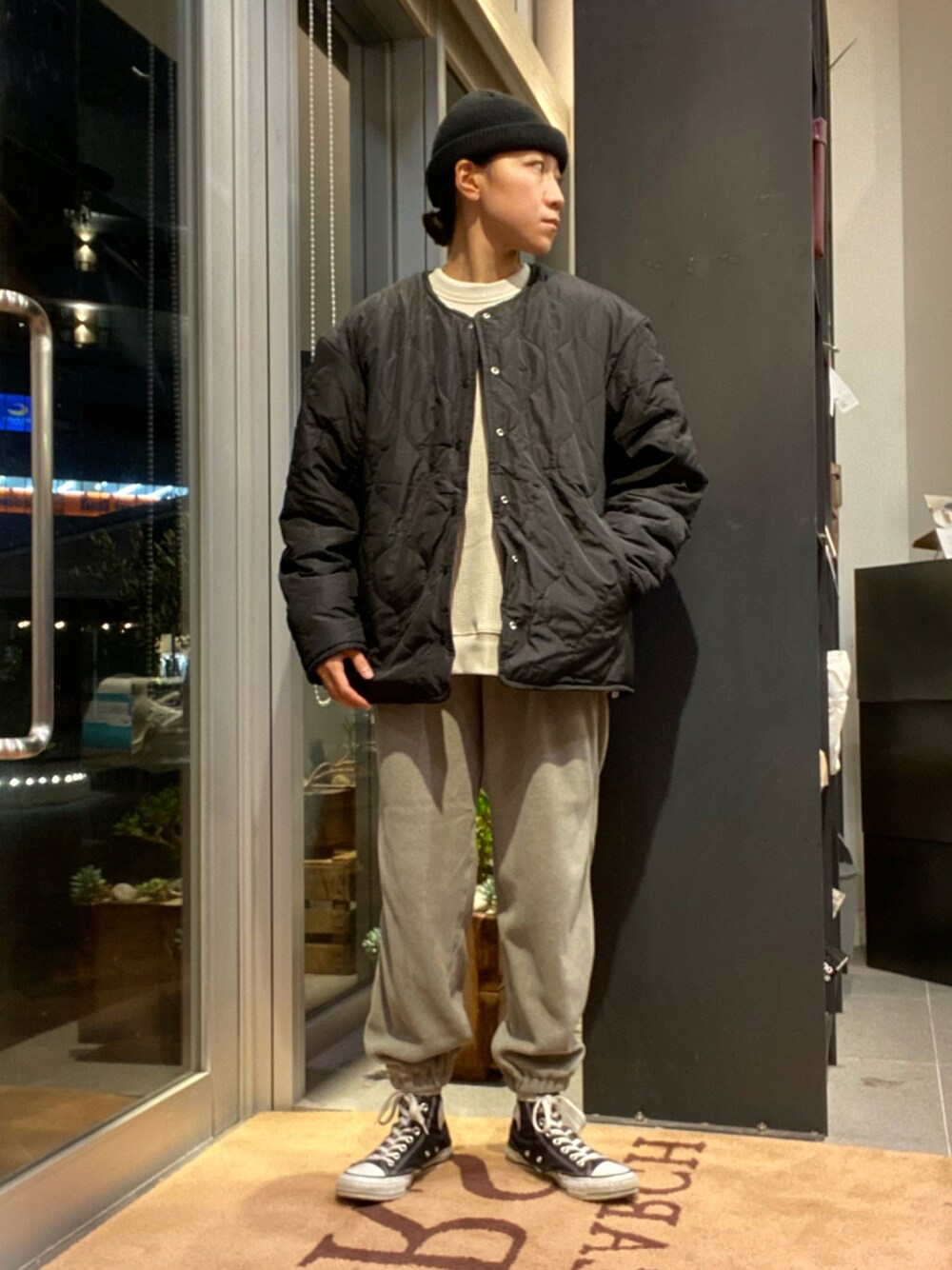 「アウター、WOOLRICH、ボア、キルティング、別注、フリース、リバーシブル、FORK&SPOON、ワッフル、DOORS、URBAN RESEARCH、URBAN RESEARCH DOORS」｜「WOOLRICHの【別注】WOOLRICH×DOORS　POLARTEC FLEECE PANTS（その他パンツ、グリーン系）」を使った、IRI TAKENAKAさん（メンズ・165cm）の秋コーディネートの1枚目の写真