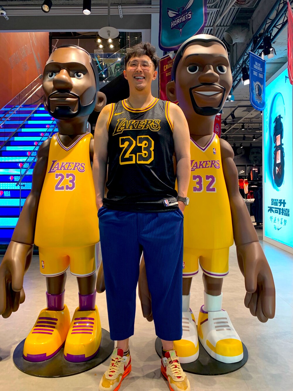 「Nike nba Jerseyのアイテム（ジャージ、ブラック系）」を使った、TMYさん（メンズ・188cm）の春コーディネートの1枚目の写真