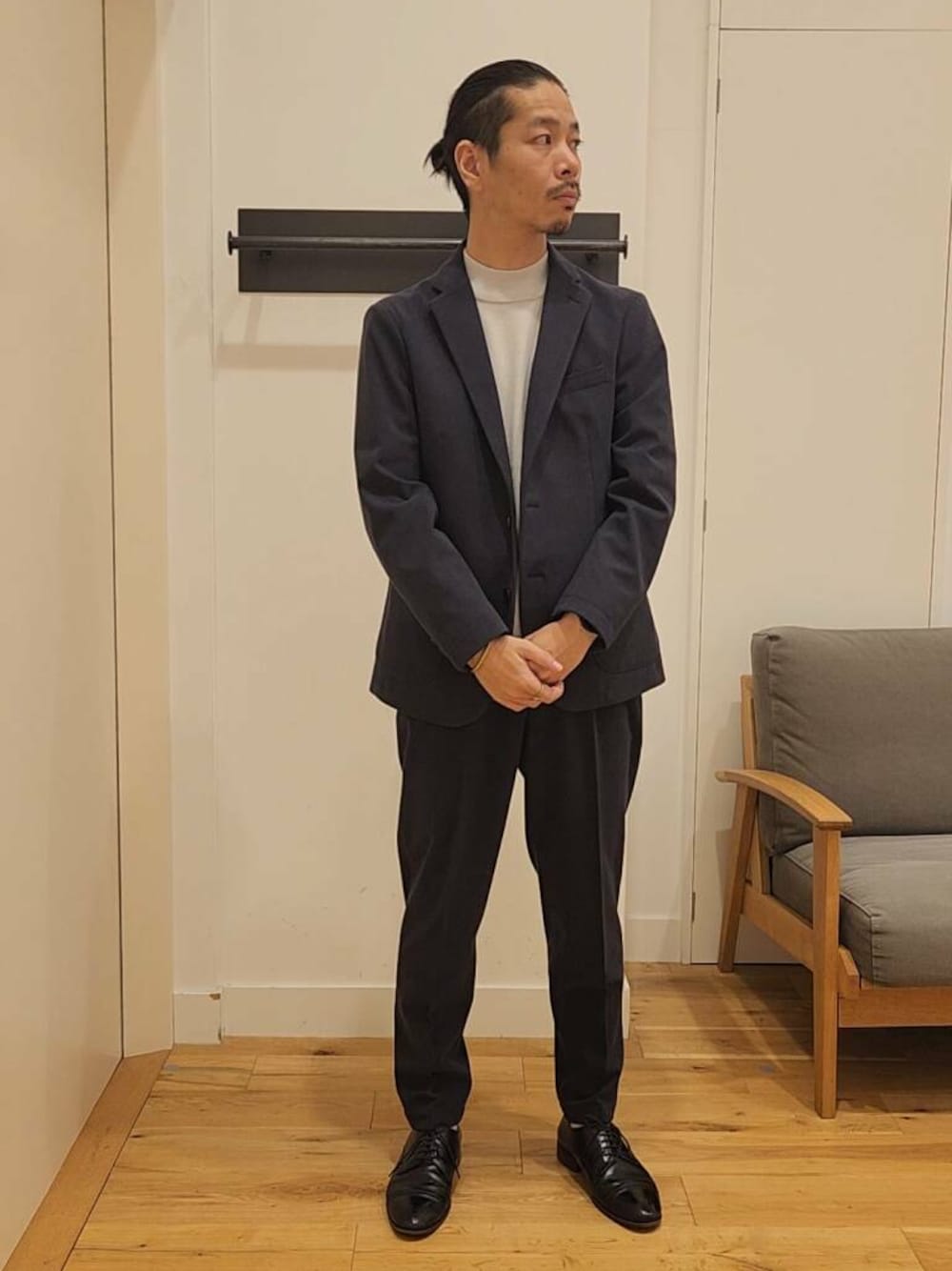 ブラウン系のシャツ/ブラウス、グレー系のスーツパンツ、グレー系のスーツジャケットを着用したメンズの秋コーディネートの1枚目の写真
