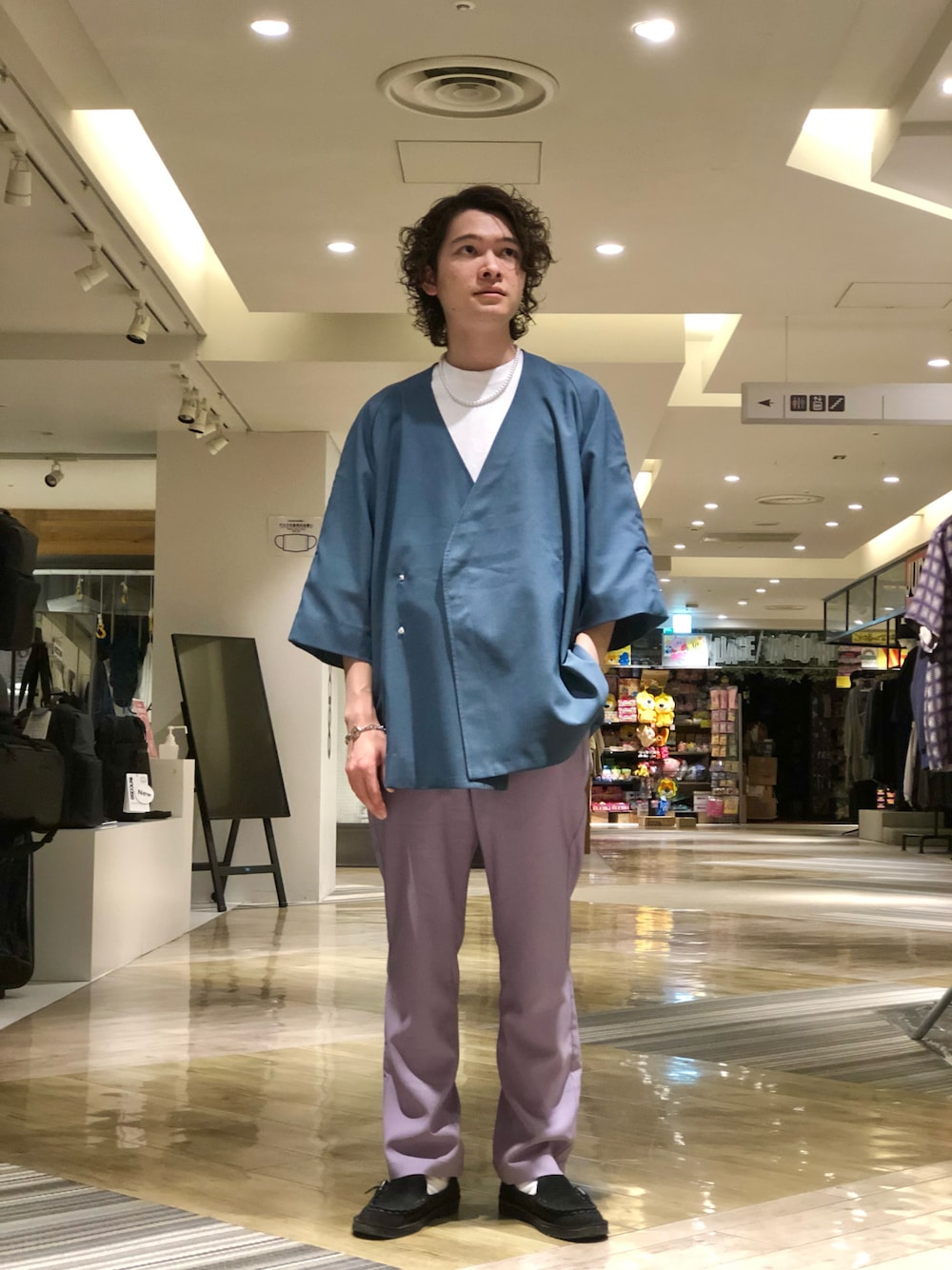 ブルー系のその他アウター、パープル系のその他パンツを着用したメンズの春コーディネートの1枚目の写真