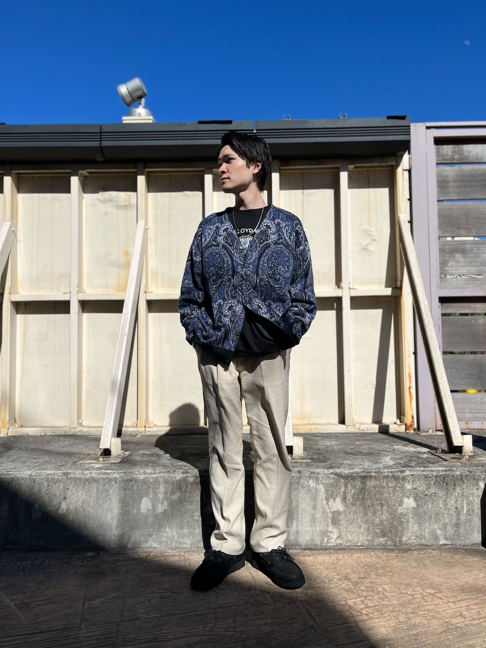 ブラック系のTシャツ/カットソー、その他のカーディガン/ボレロ、ホワイト系のその他パンツを着用したメンズの春コーディネートの1枚目の写真