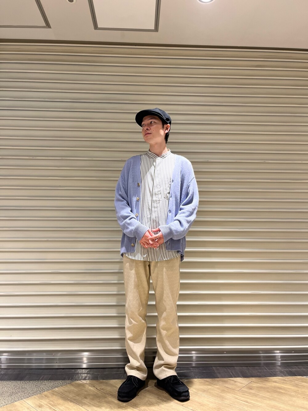 ブルー系のカーディガン/ボレロ、ブルー系のシャツ/ブラウス、ホワイト系のその他パンツを着用したメンズの春コーディネートの1枚目の写真